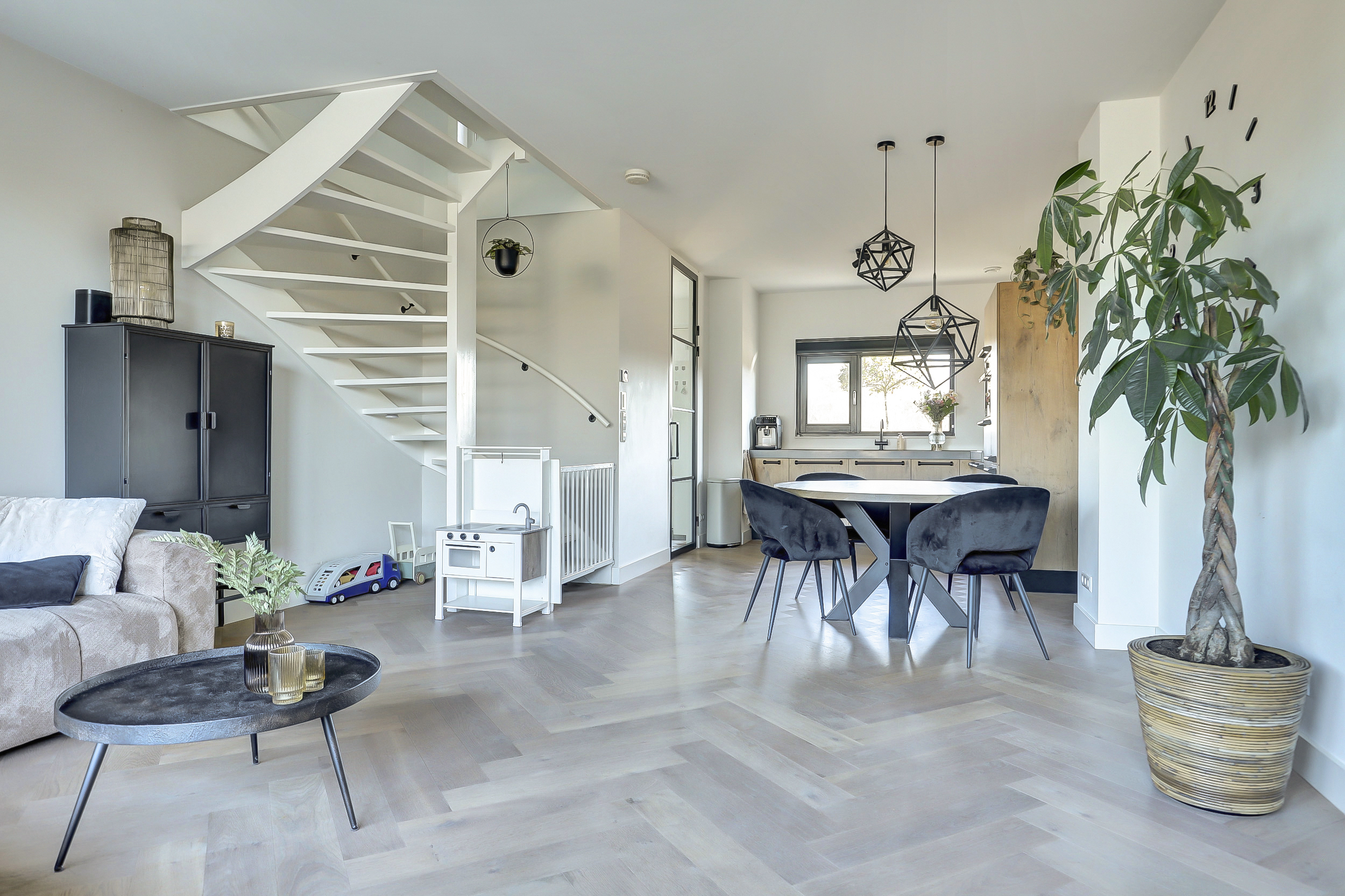 '$houseDetails->street_name'.' '.'$houseDetails->number'