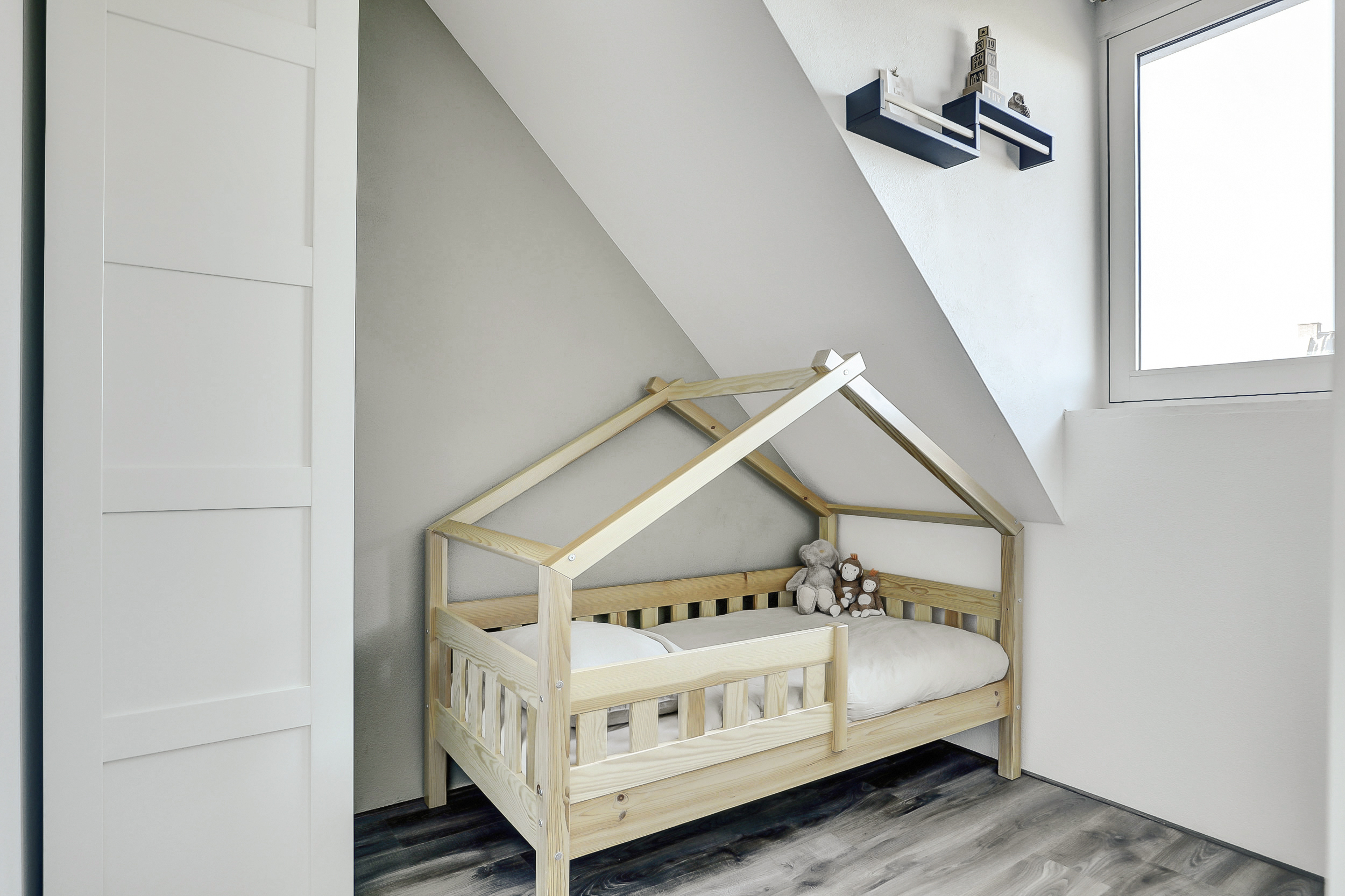 '$houseDetails->street_name'.' '.'$houseDetails->number'