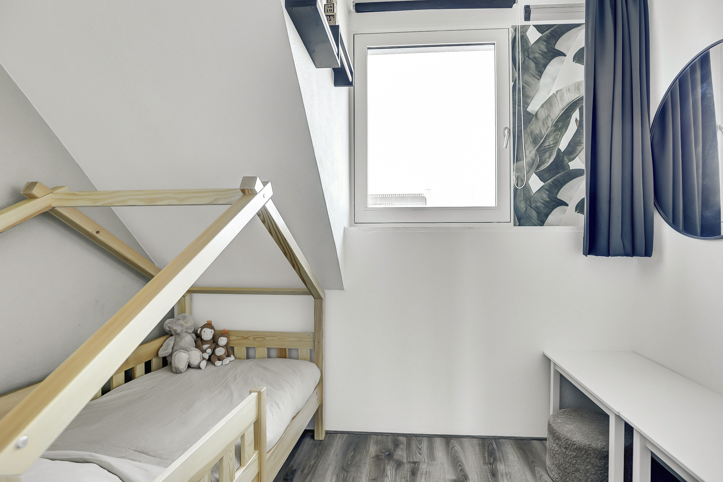 '$houseDetails->street_name'.' '.'$houseDetails->number'