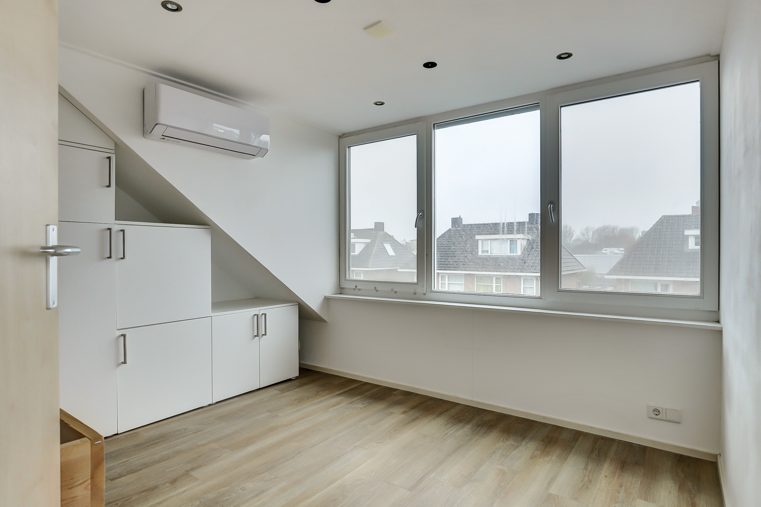 '$houseDetails->street_name'.' '.'$houseDetails->number'