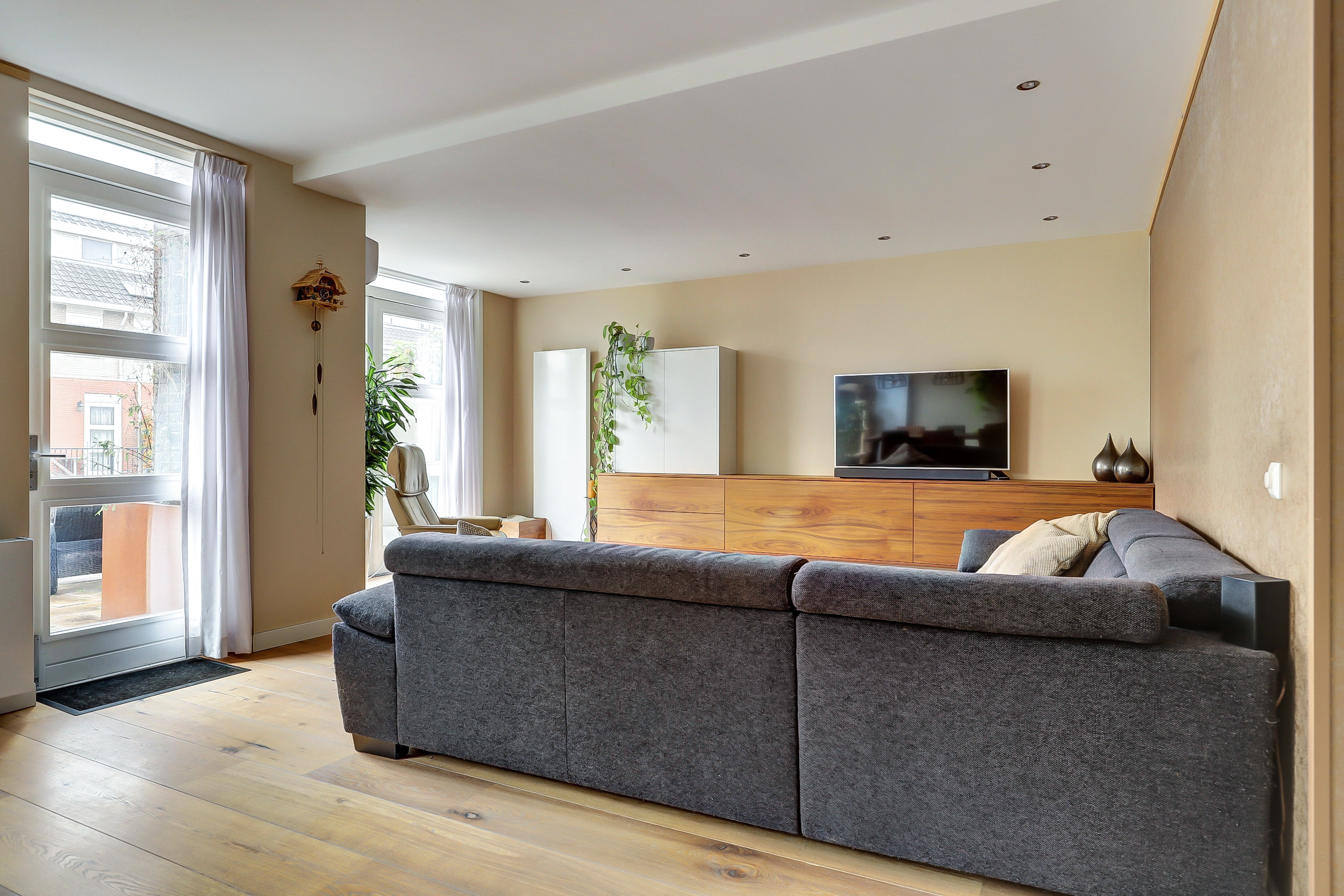 '$houseDetails->street_name'.' '.'$houseDetails->number'