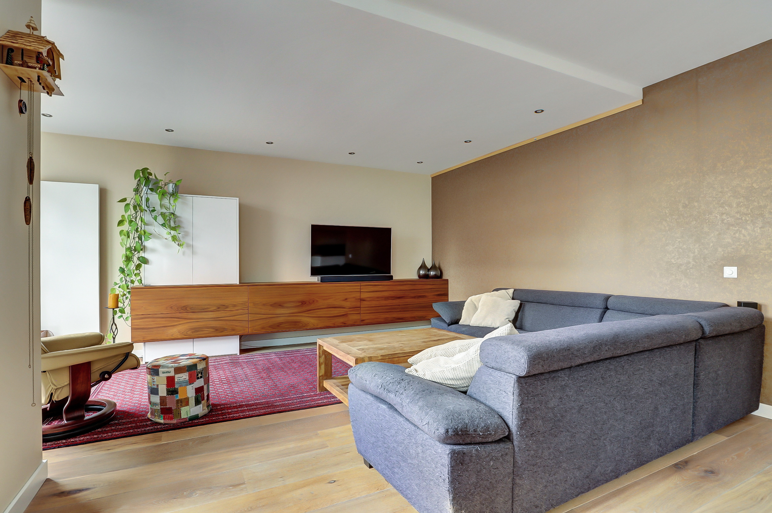 '$houseDetails->street_name'.' '.'$houseDetails->number'