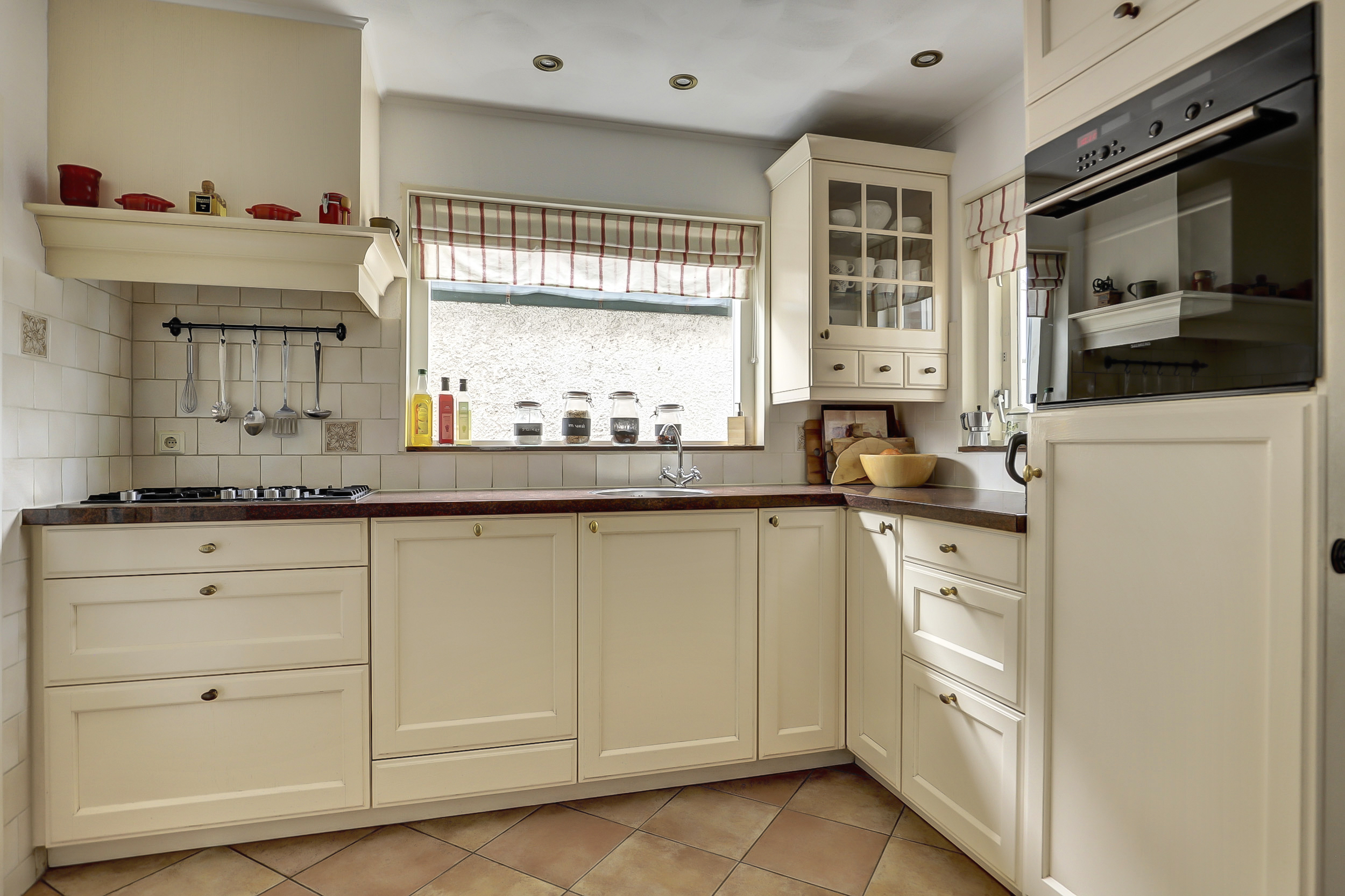 '$houseDetails->street_name'.' '.'$houseDetails->number'