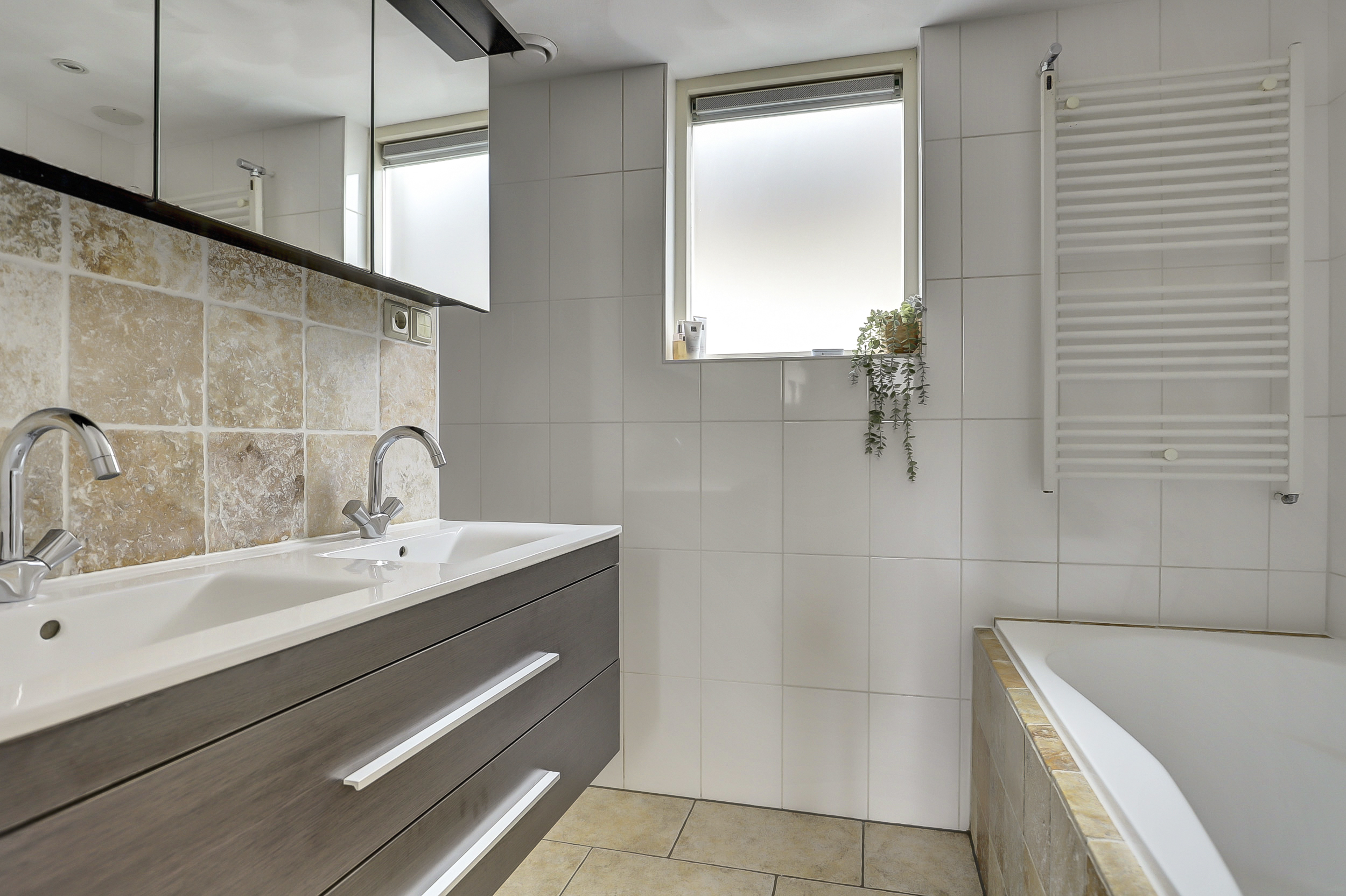 '$houseDetails->street_name'.' '.'$houseDetails->number'