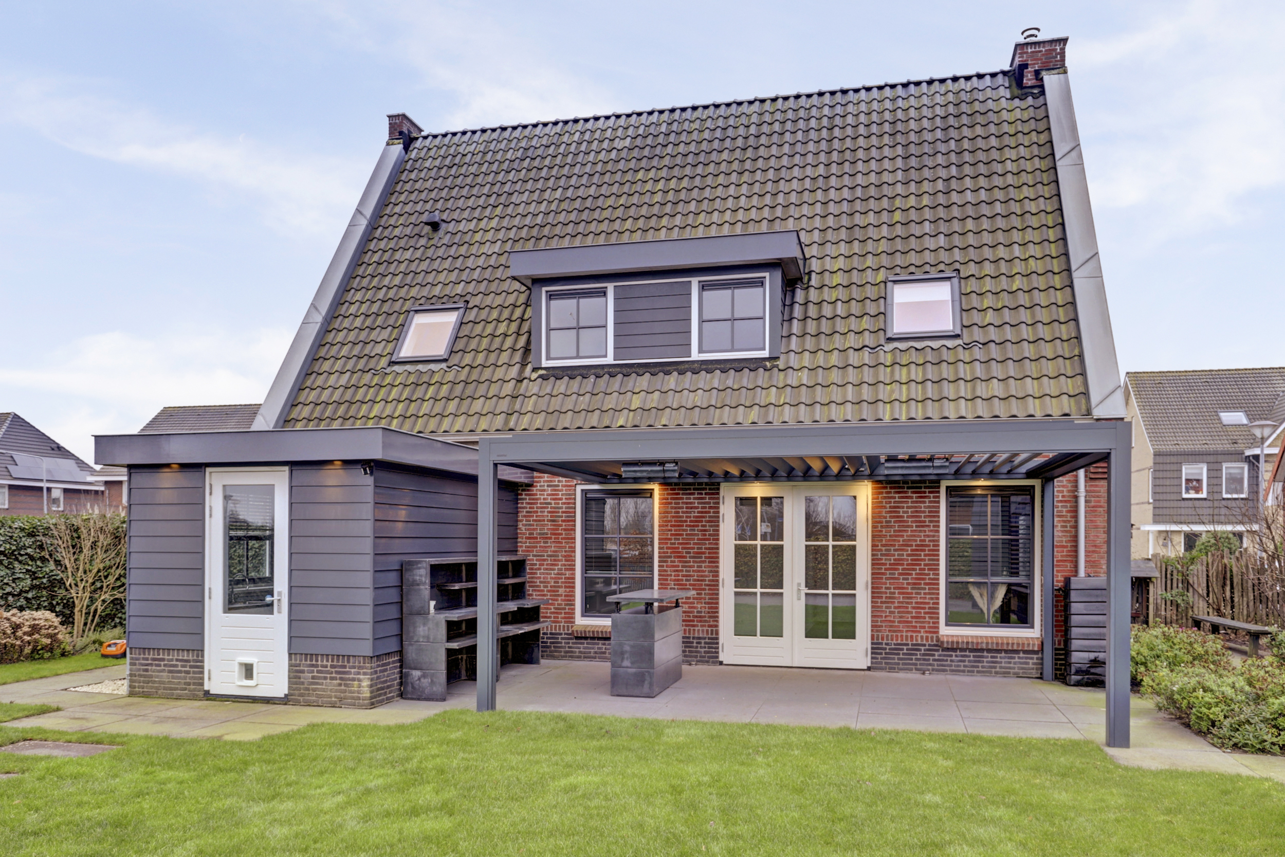 '$houseDetails->street_name'.' '.'$houseDetails->number'