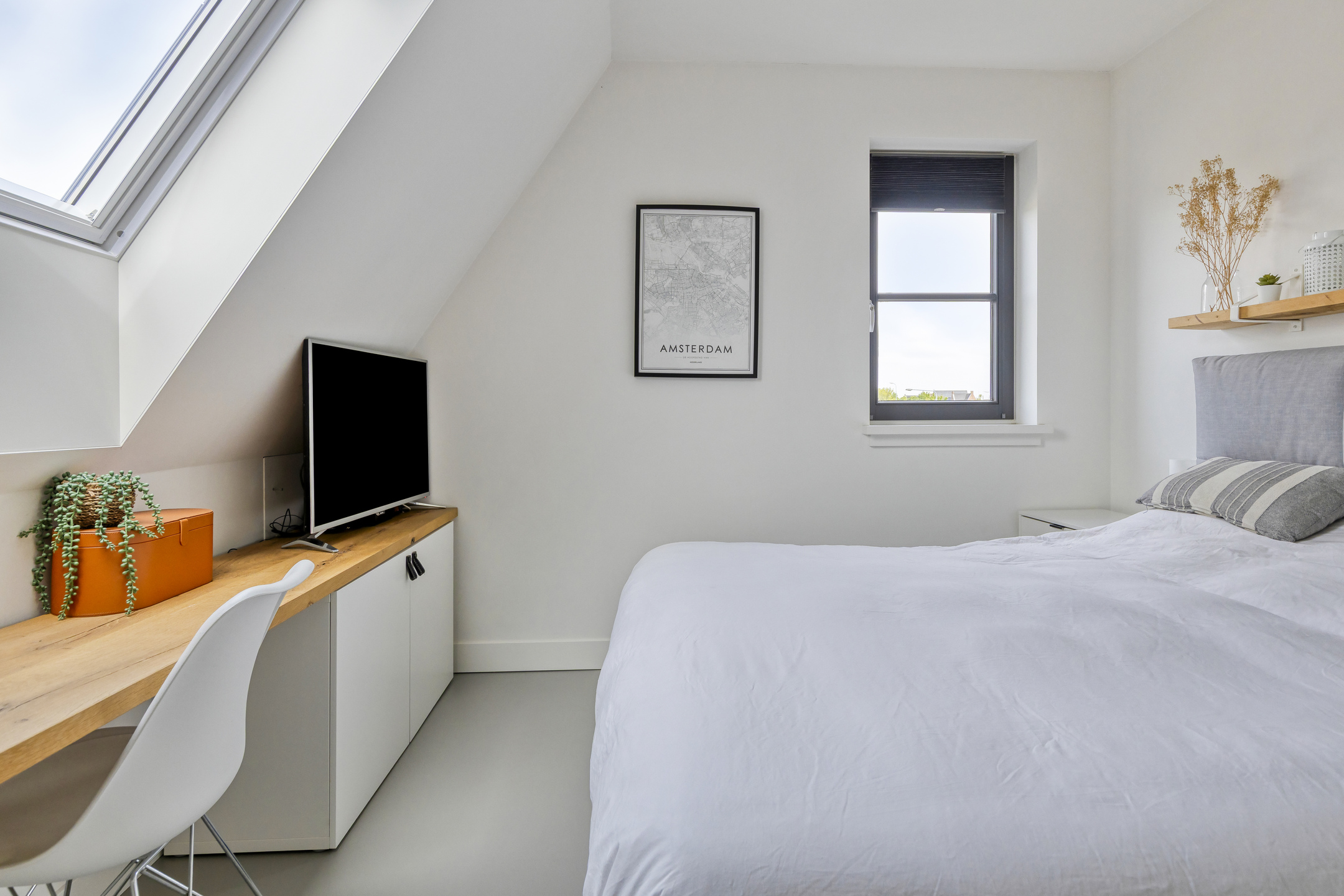 '$houseDetails->street_name'.' '.'$houseDetails->number'