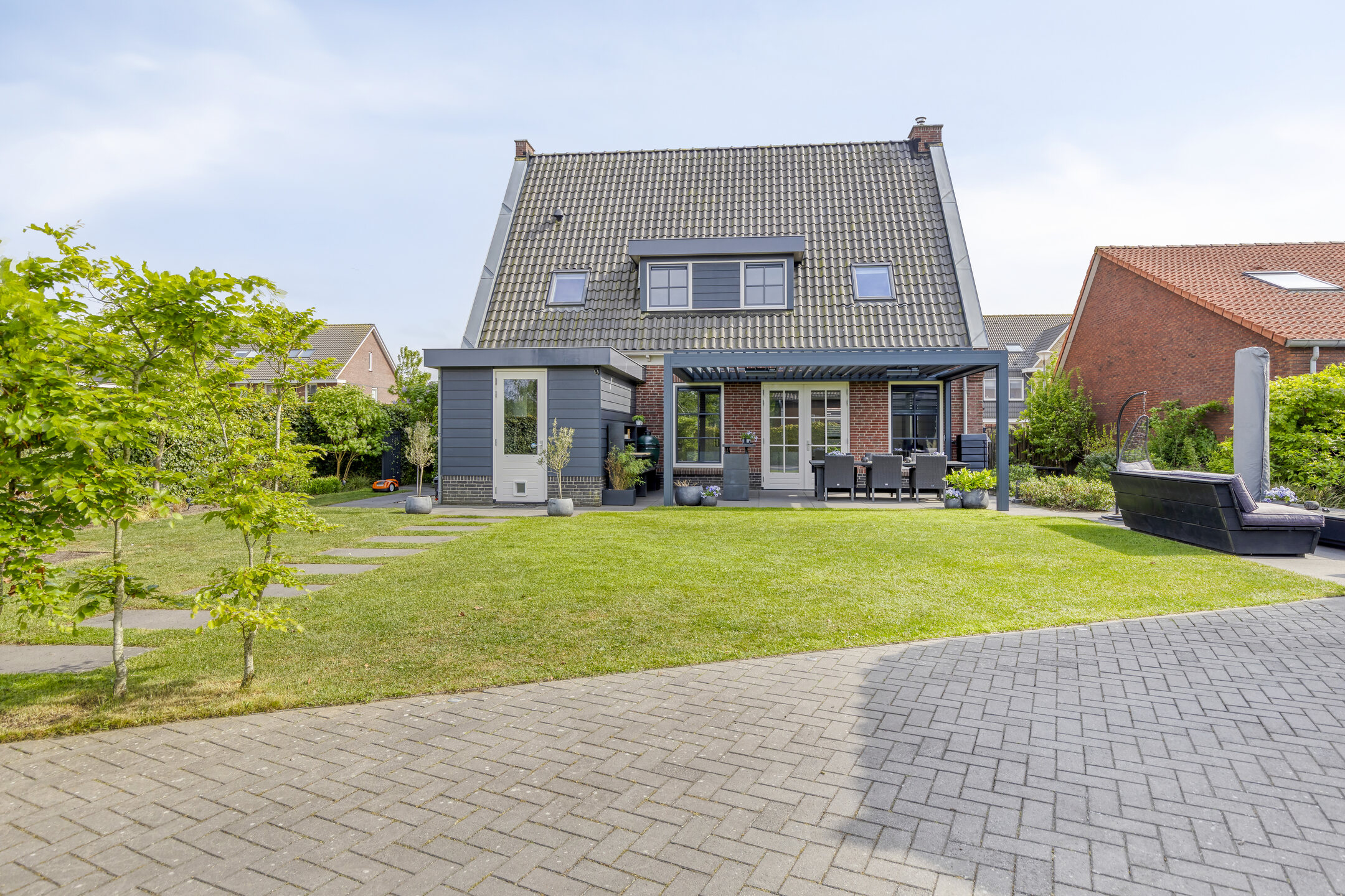 '$houseDetails->street_name'.' '.'$houseDetails->number'