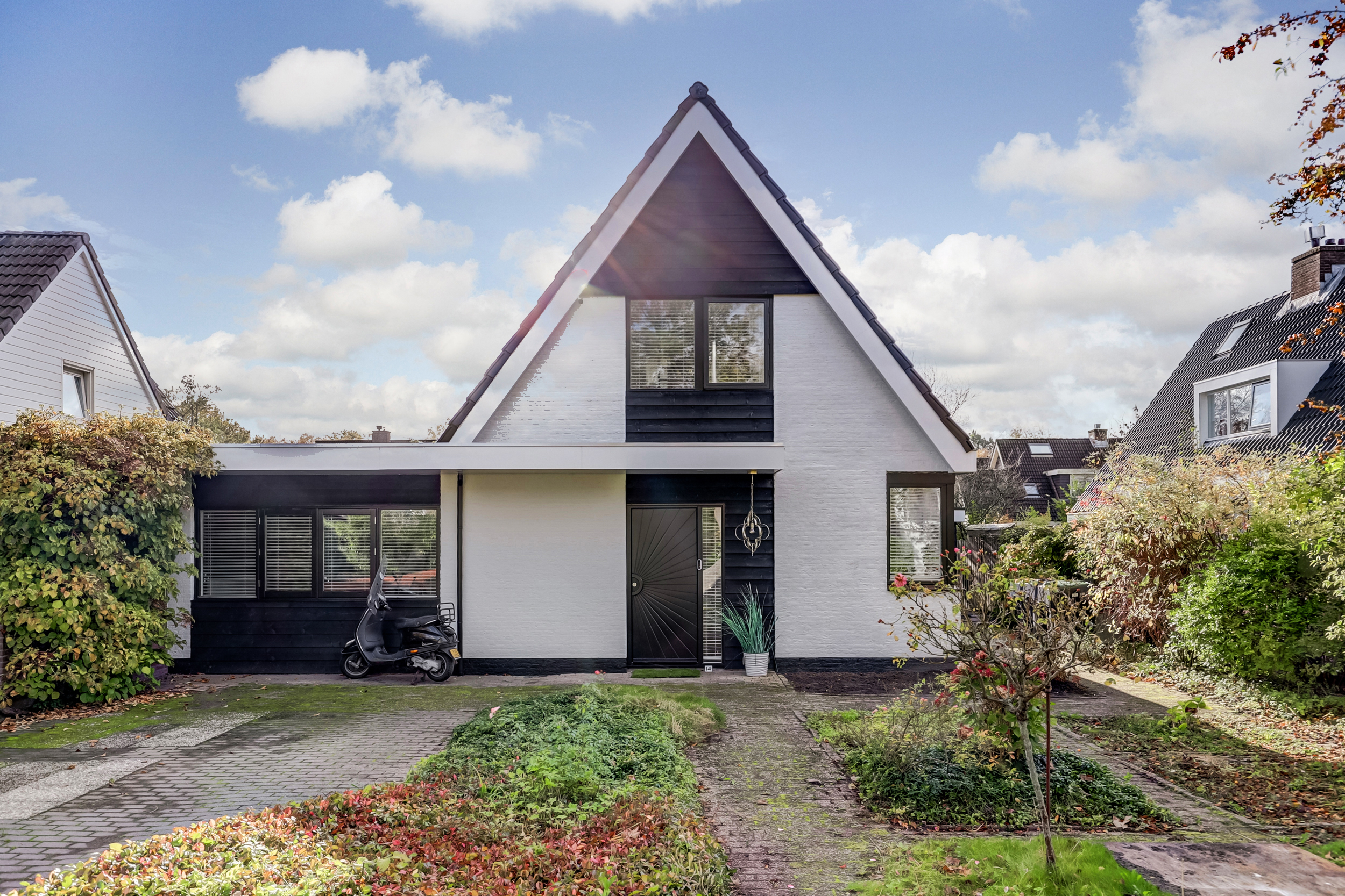 '$houseDetails->street_name'.' '.'$houseDetails->number'