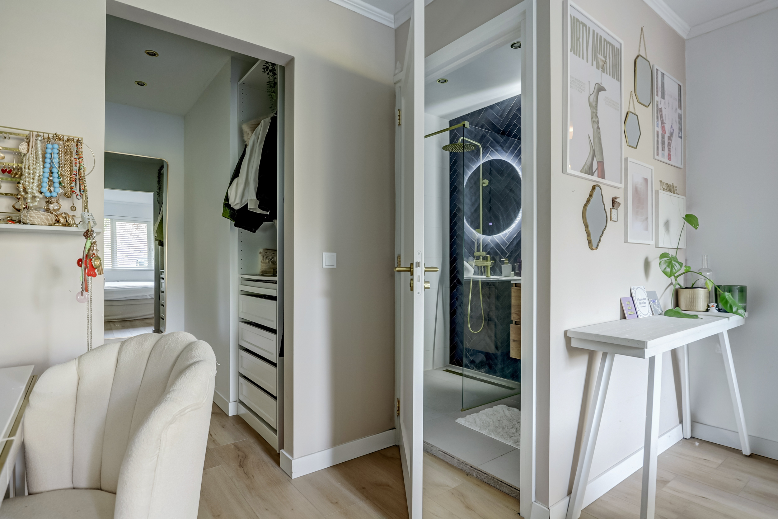 '$houseDetails->street_name'.' '.'$houseDetails->number'