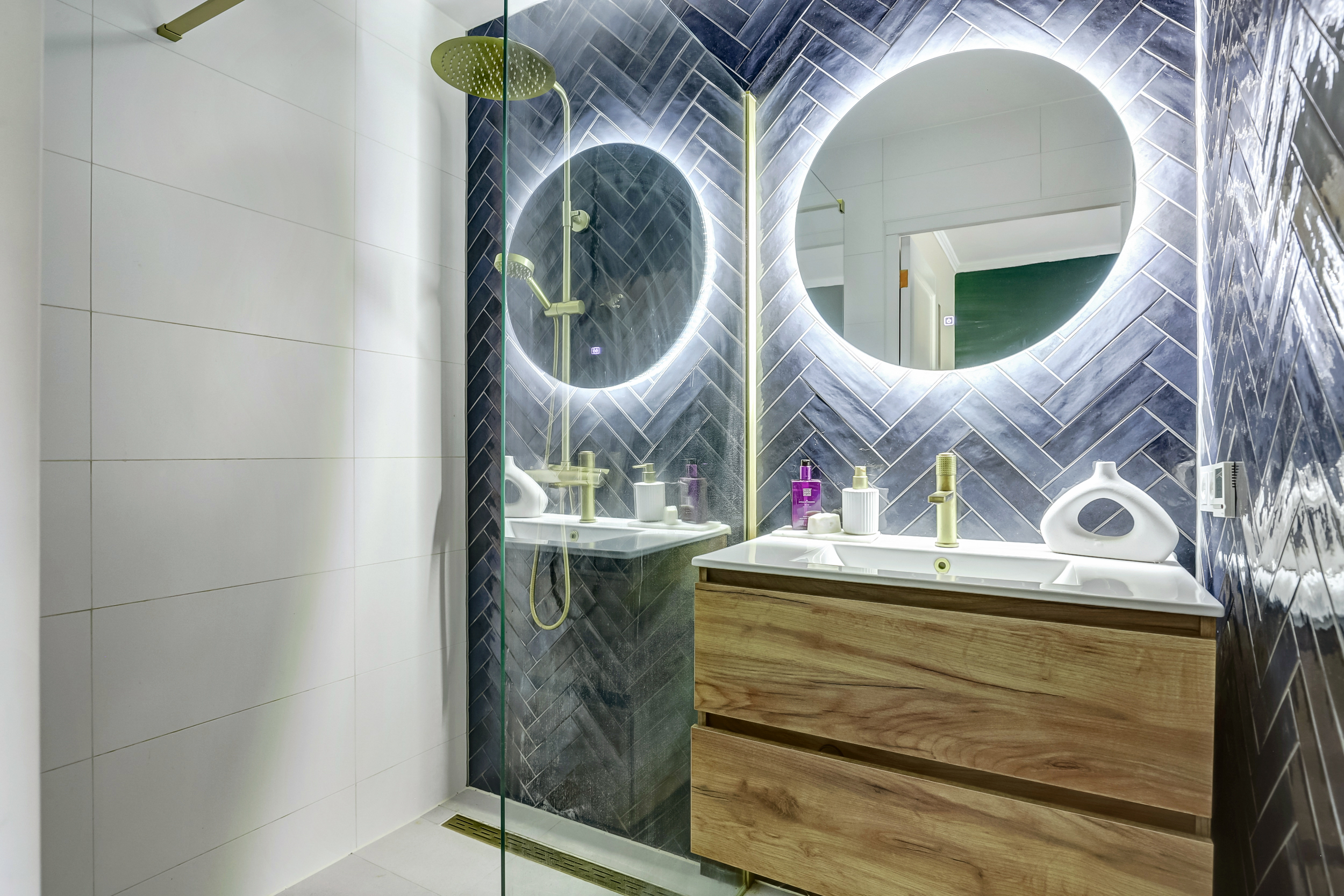 '$houseDetails->street_name'.' '.'$houseDetails->number'