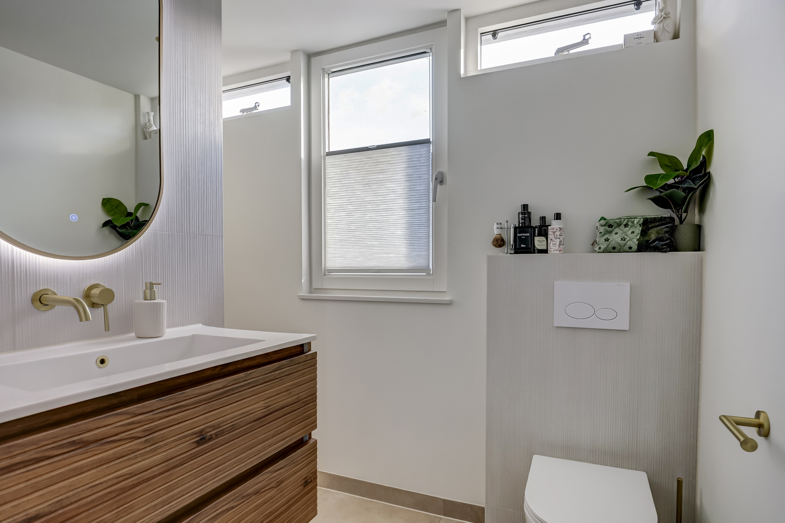 '$houseDetails->street_name'.' '.'$houseDetails->number'