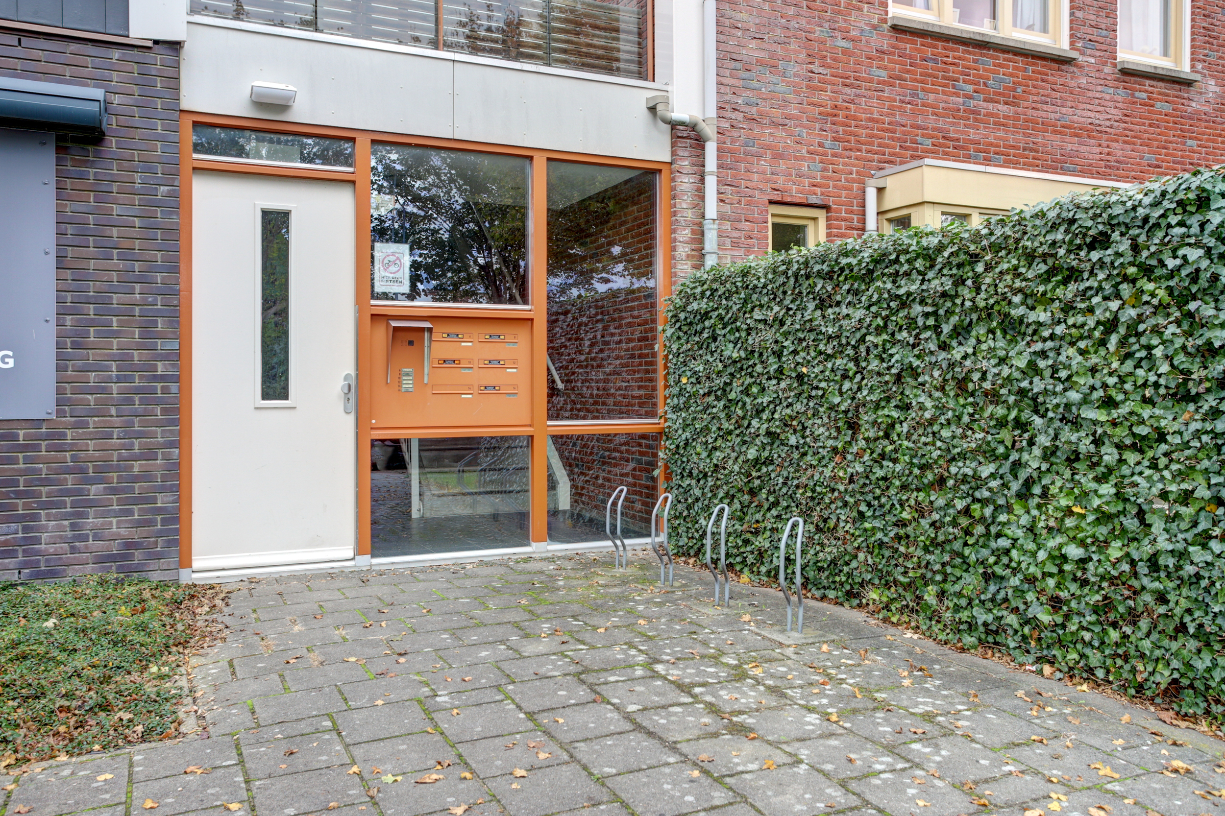 '$houseDetails->street_name'.' '.'$houseDetails->number'