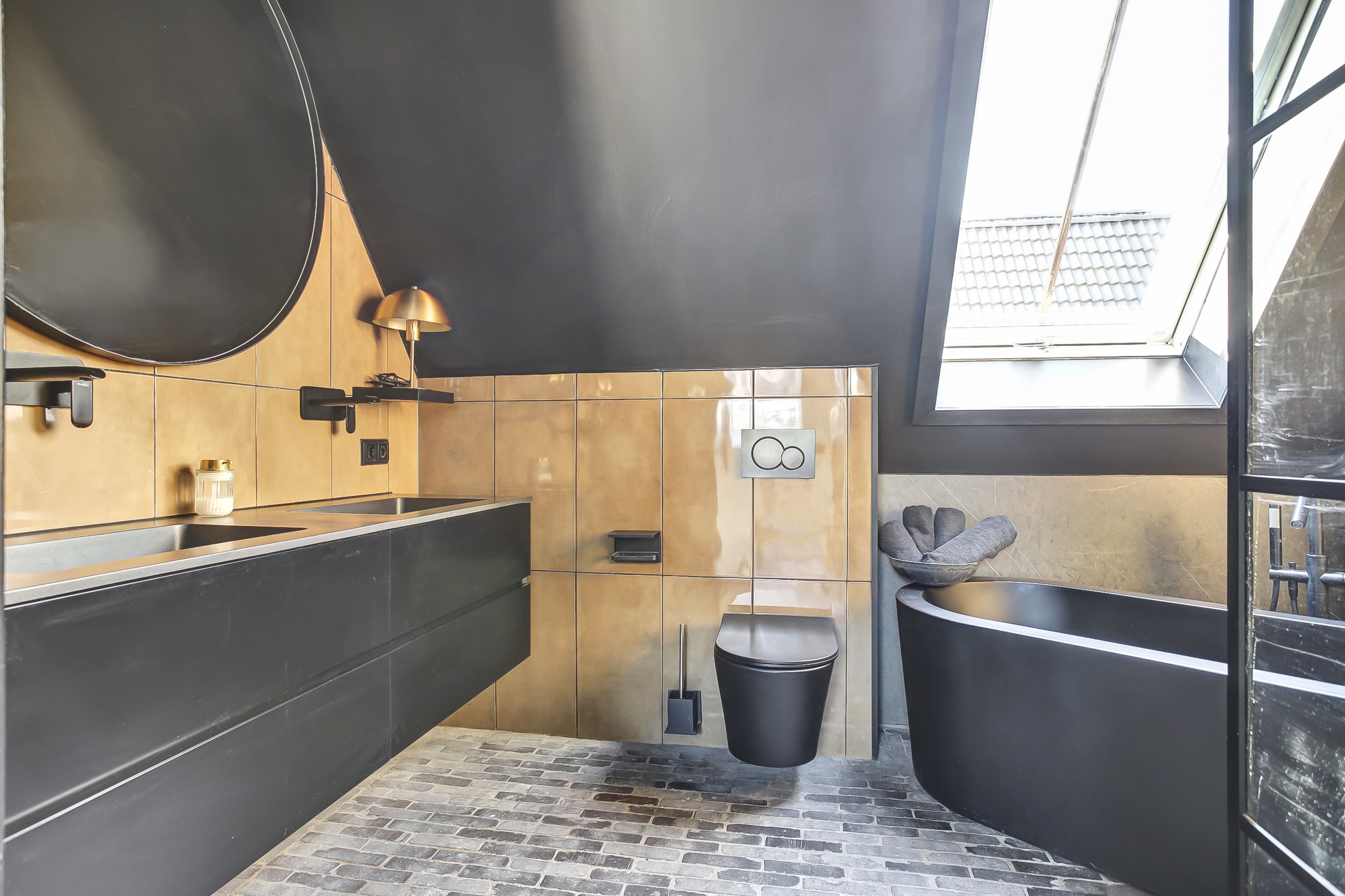 '$houseDetails->street_name'.' '.'$houseDetails->number'