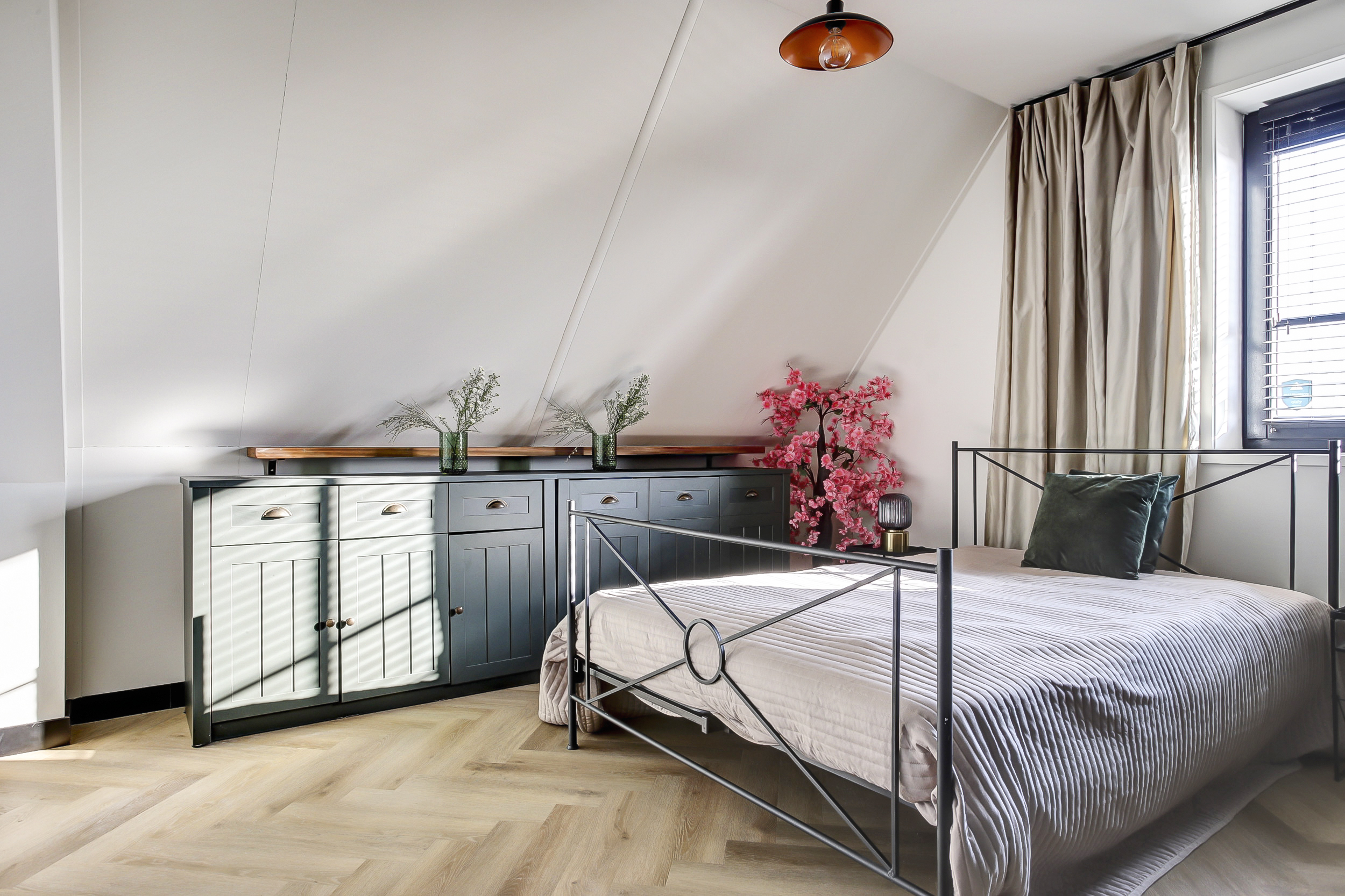 '$houseDetails->street_name'.' '.'$houseDetails->number'