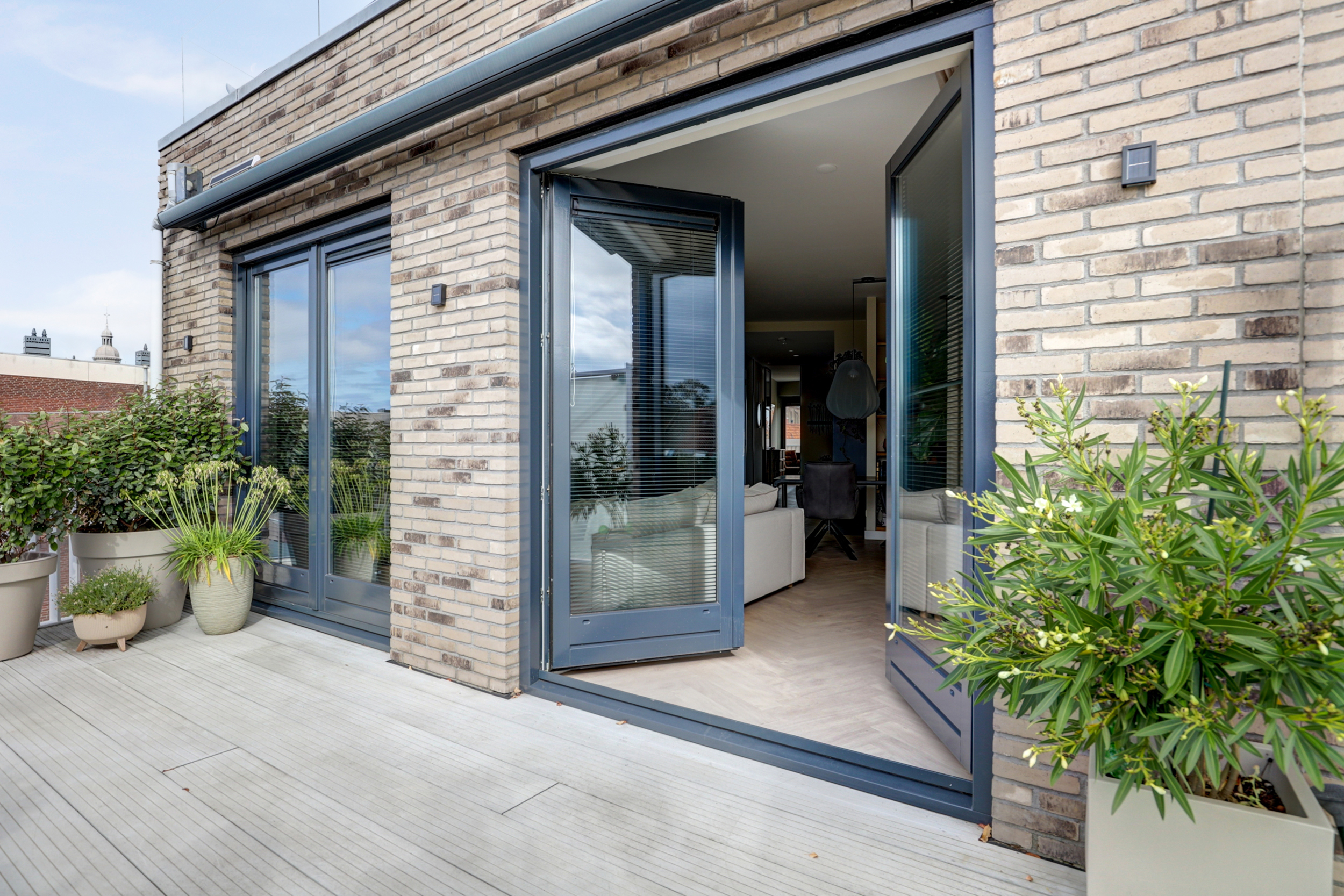 '$houseDetails->street_name'.' '.'$houseDetails->number'