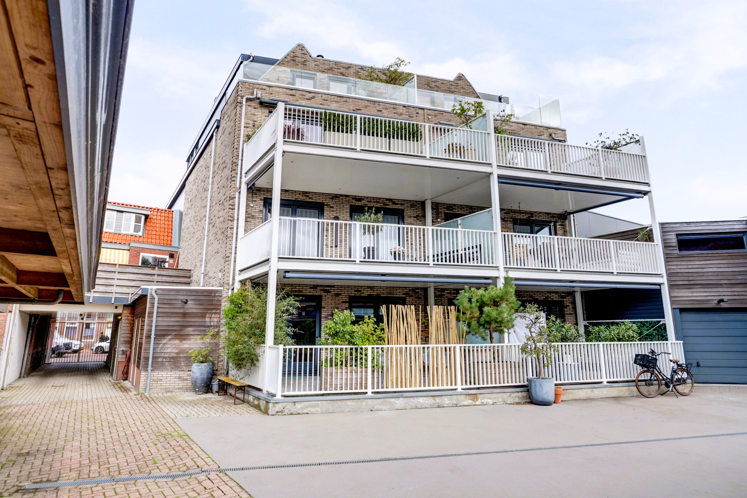 '$houseDetails->street_name'.' '.'$houseDetails->number'