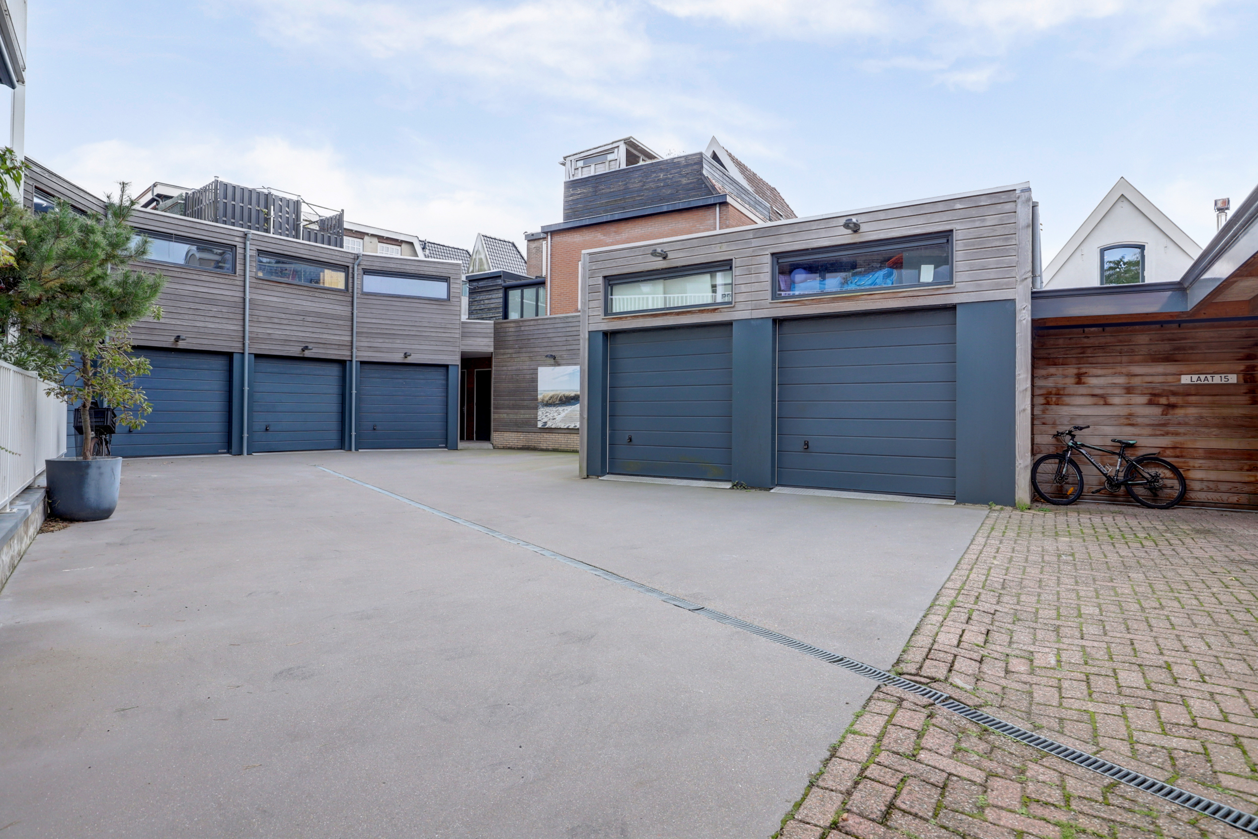 '$houseDetails->street_name'.' '.'$houseDetails->number'