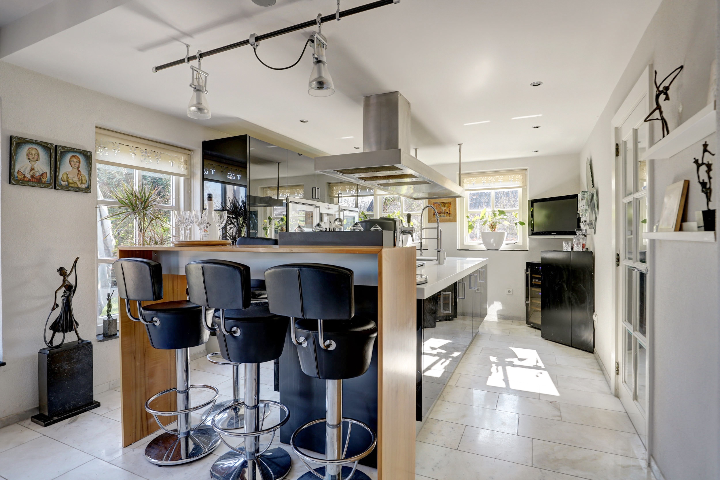 '$houseDetails->street_name'.' '.'$houseDetails->number'