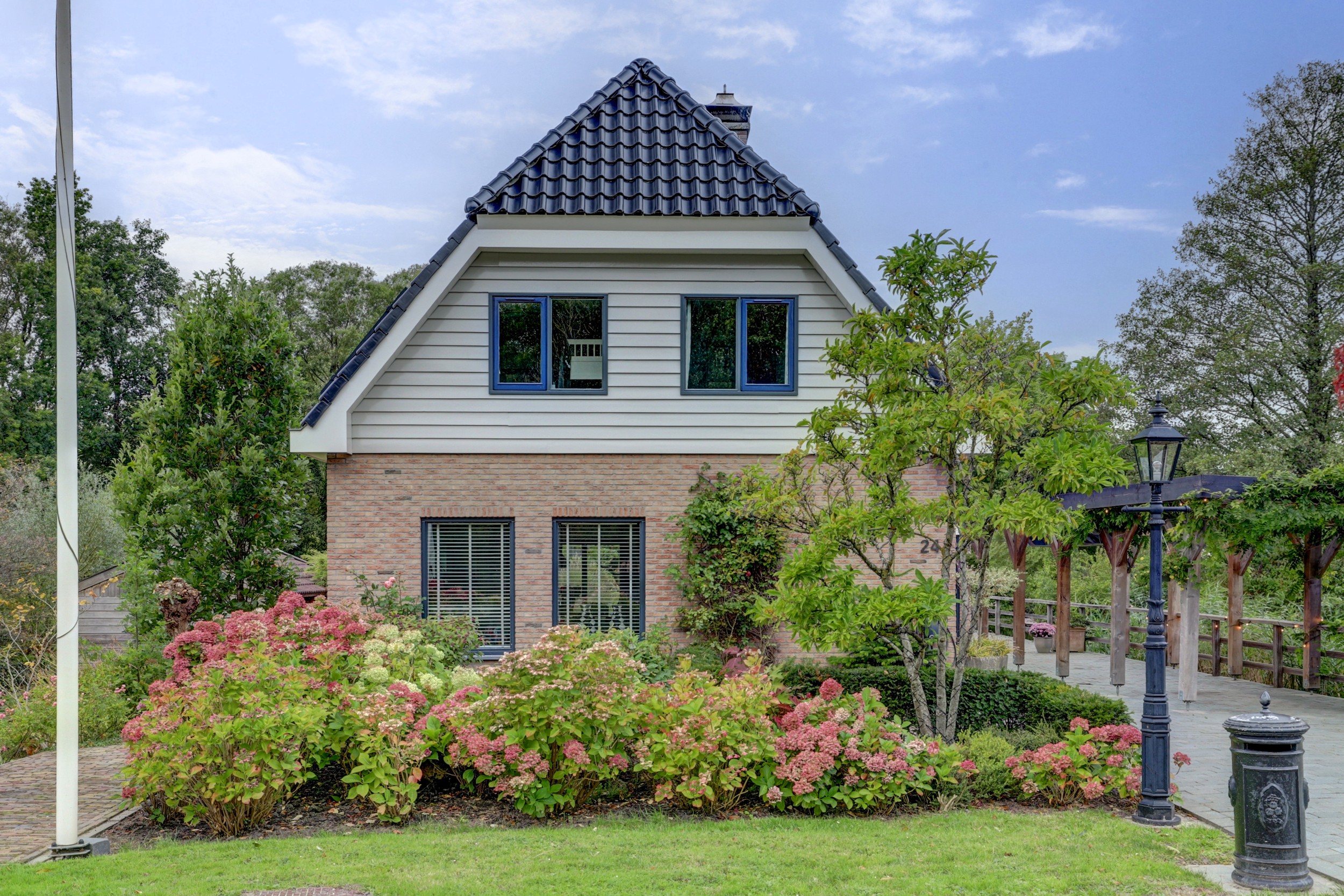 '$houseDetails->street_name'.' '.'$houseDetails->number'