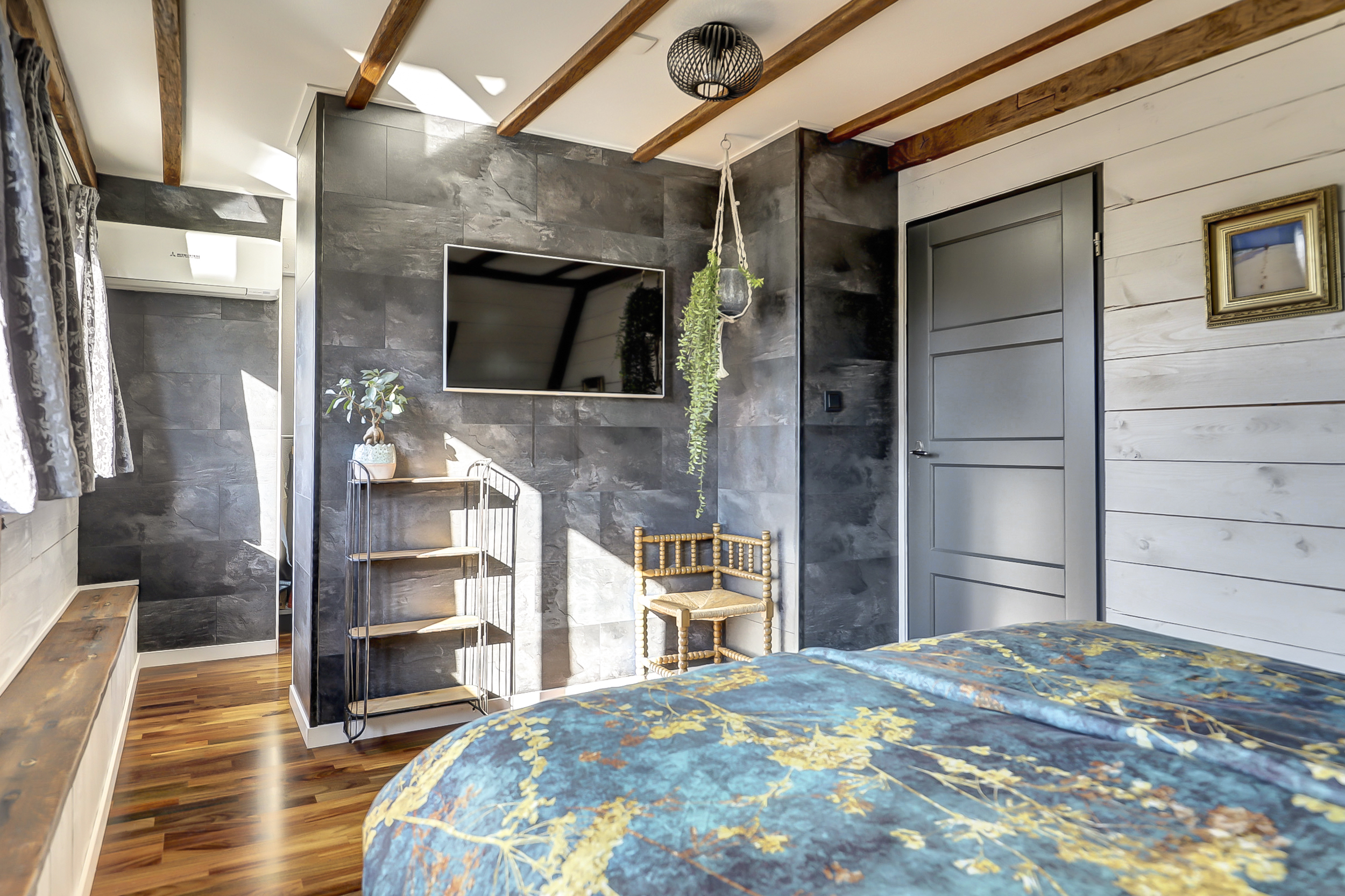 '$houseDetails->street_name'.' '.'$houseDetails->number'