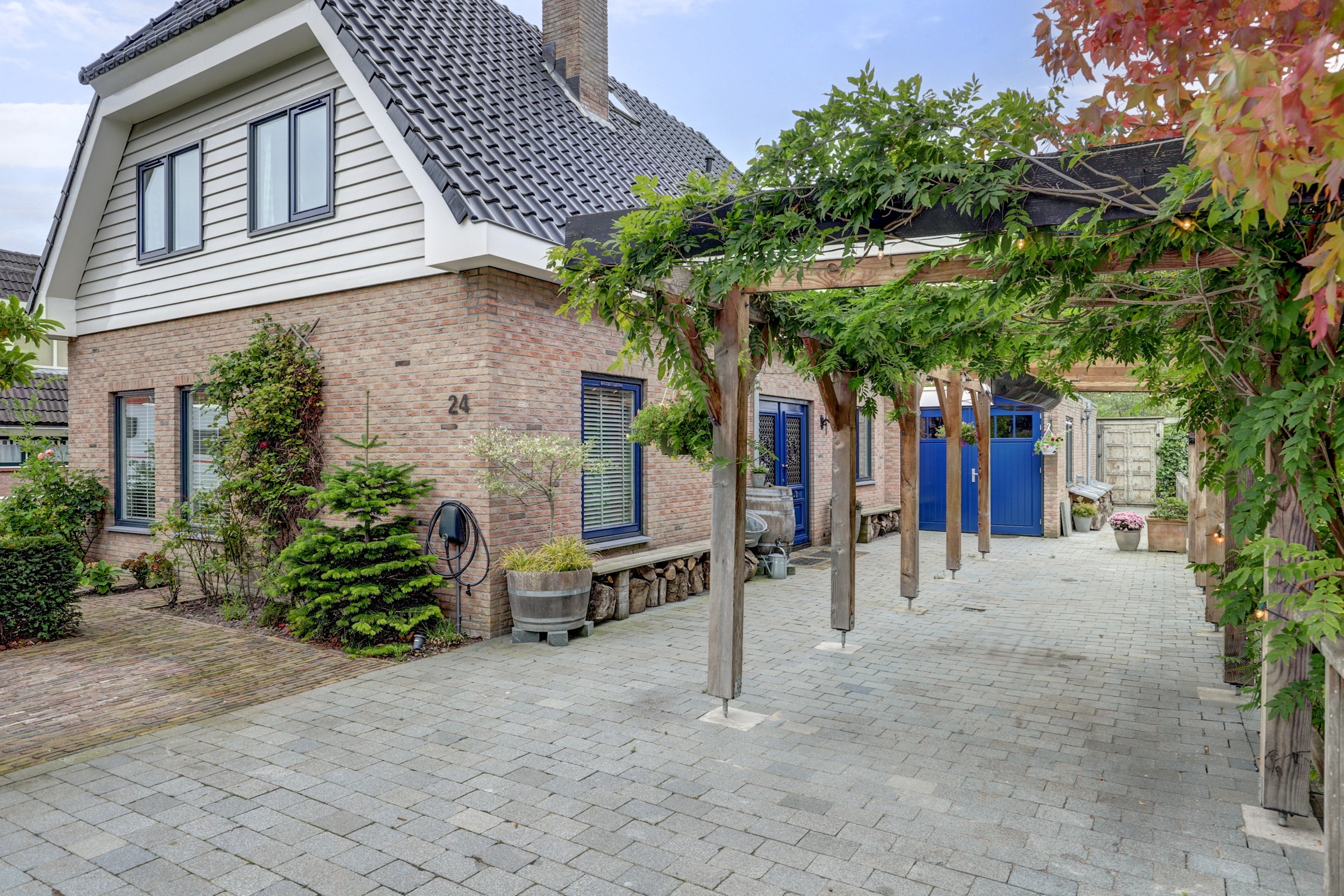 '$houseDetails->street_name'.' '.'$houseDetails->number'