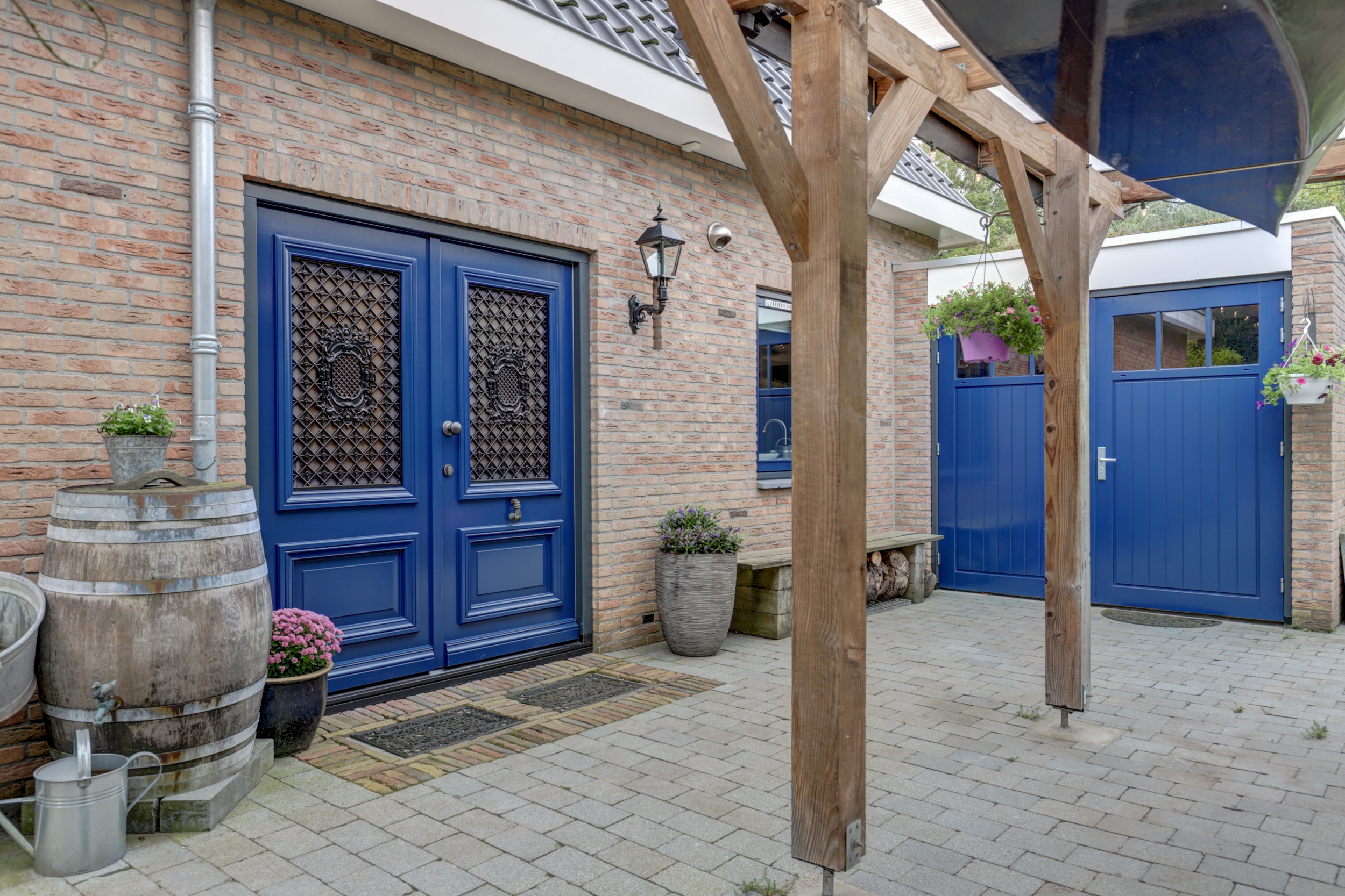 '$houseDetails->street_name'.' '.'$houseDetails->number'