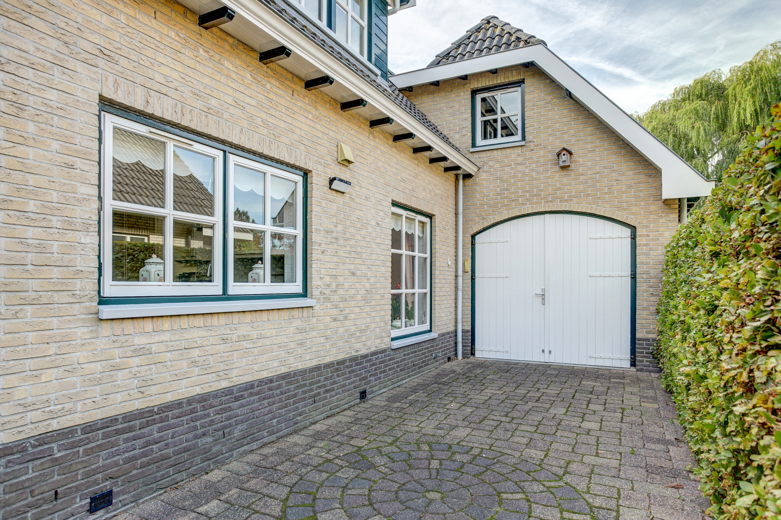 '$houseDetails->street_name'.' '.'$houseDetails->number'