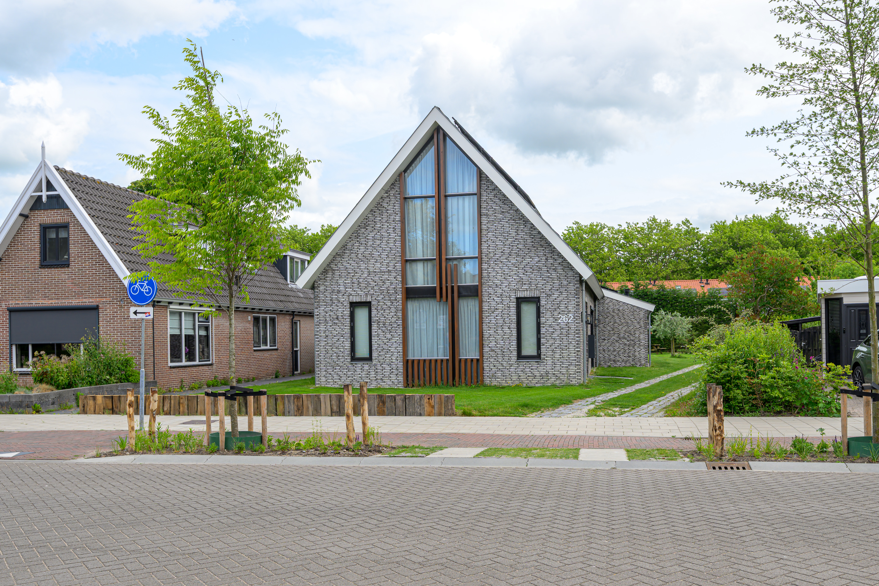 '$houseDetails->street_name'.' '.'$houseDetails->number'