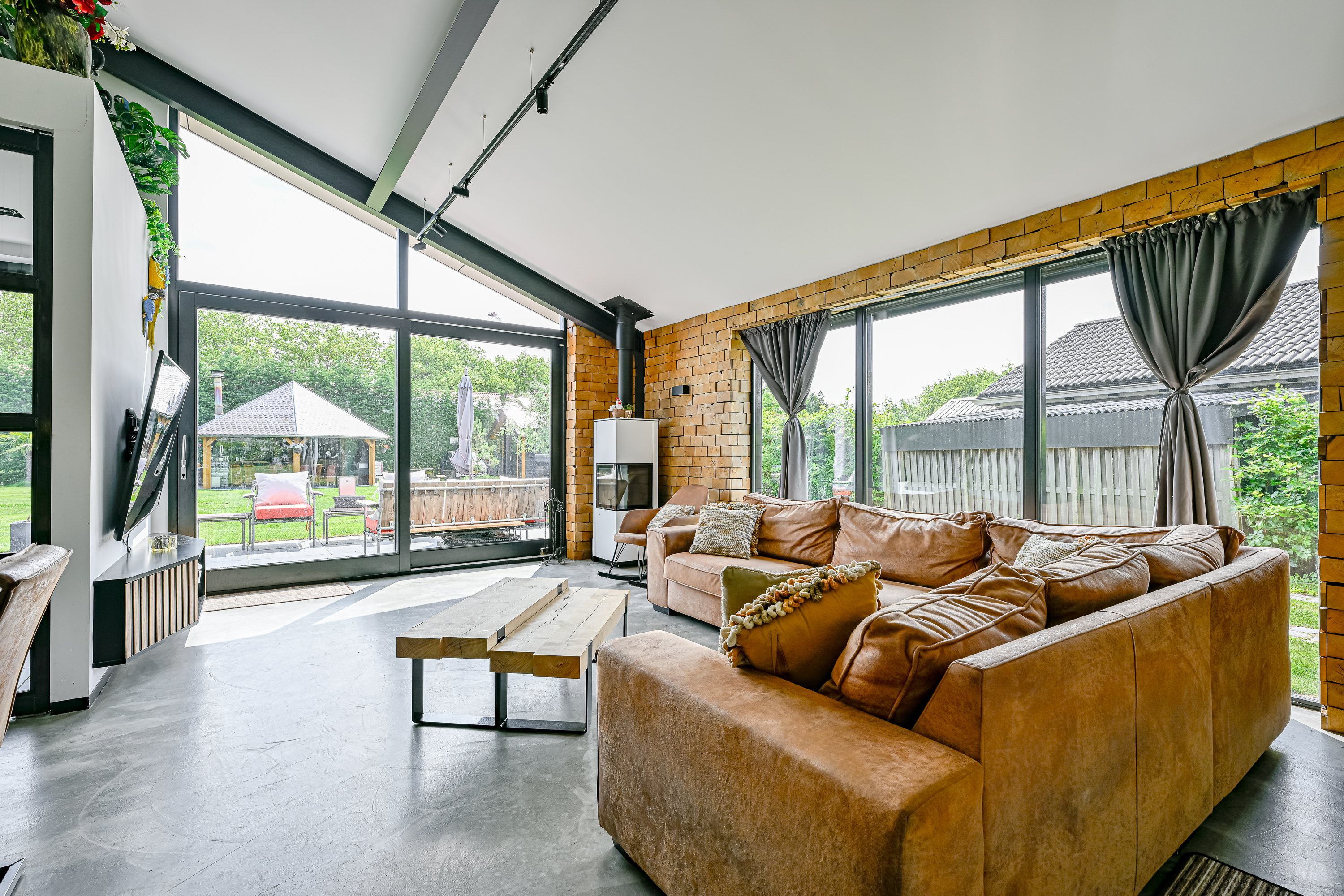 '$houseDetails->street_name'.' '.'$houseDetails->number'