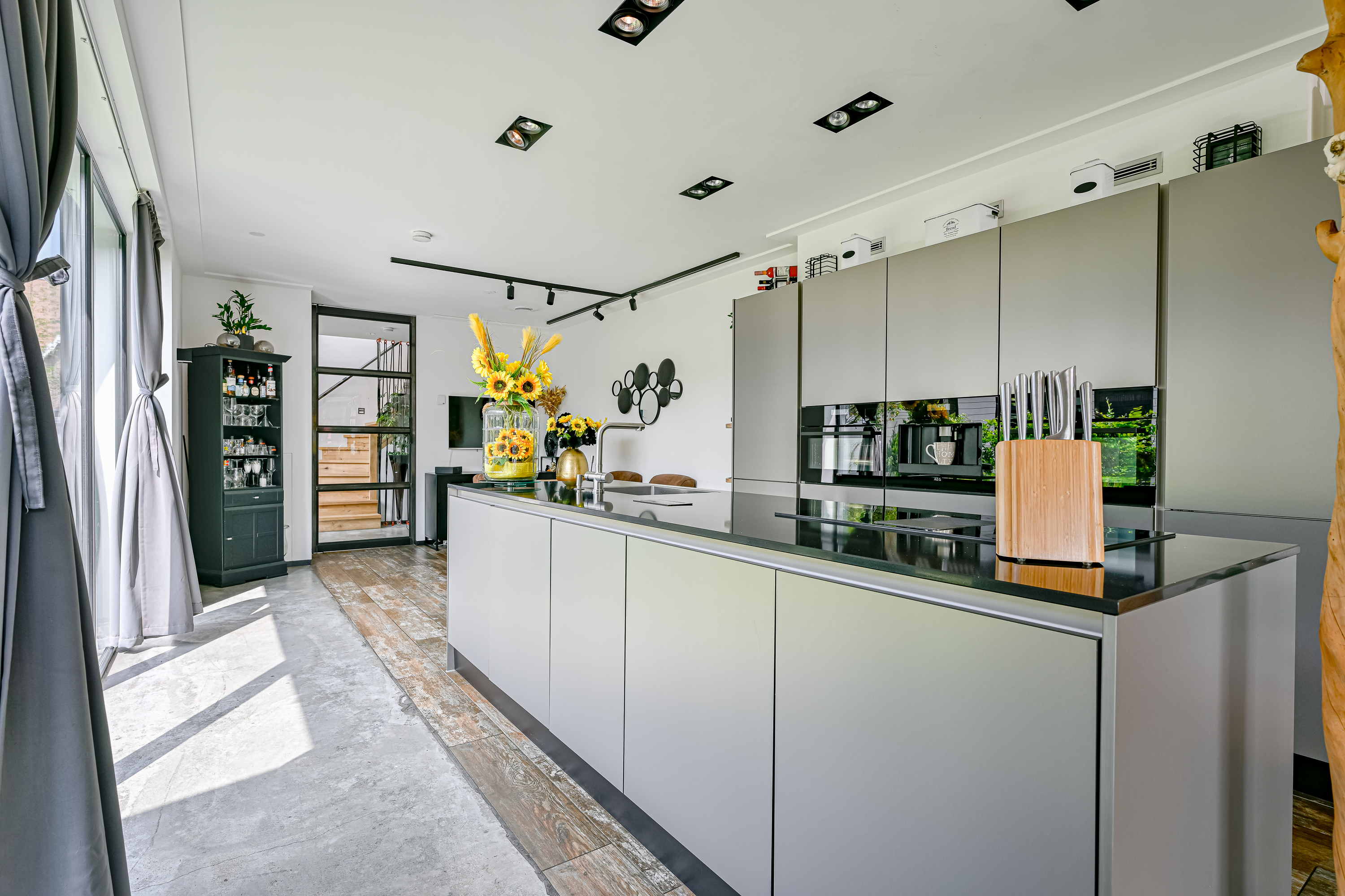 '$houseDetails->street_name'.' '.'$houseDetails->number'