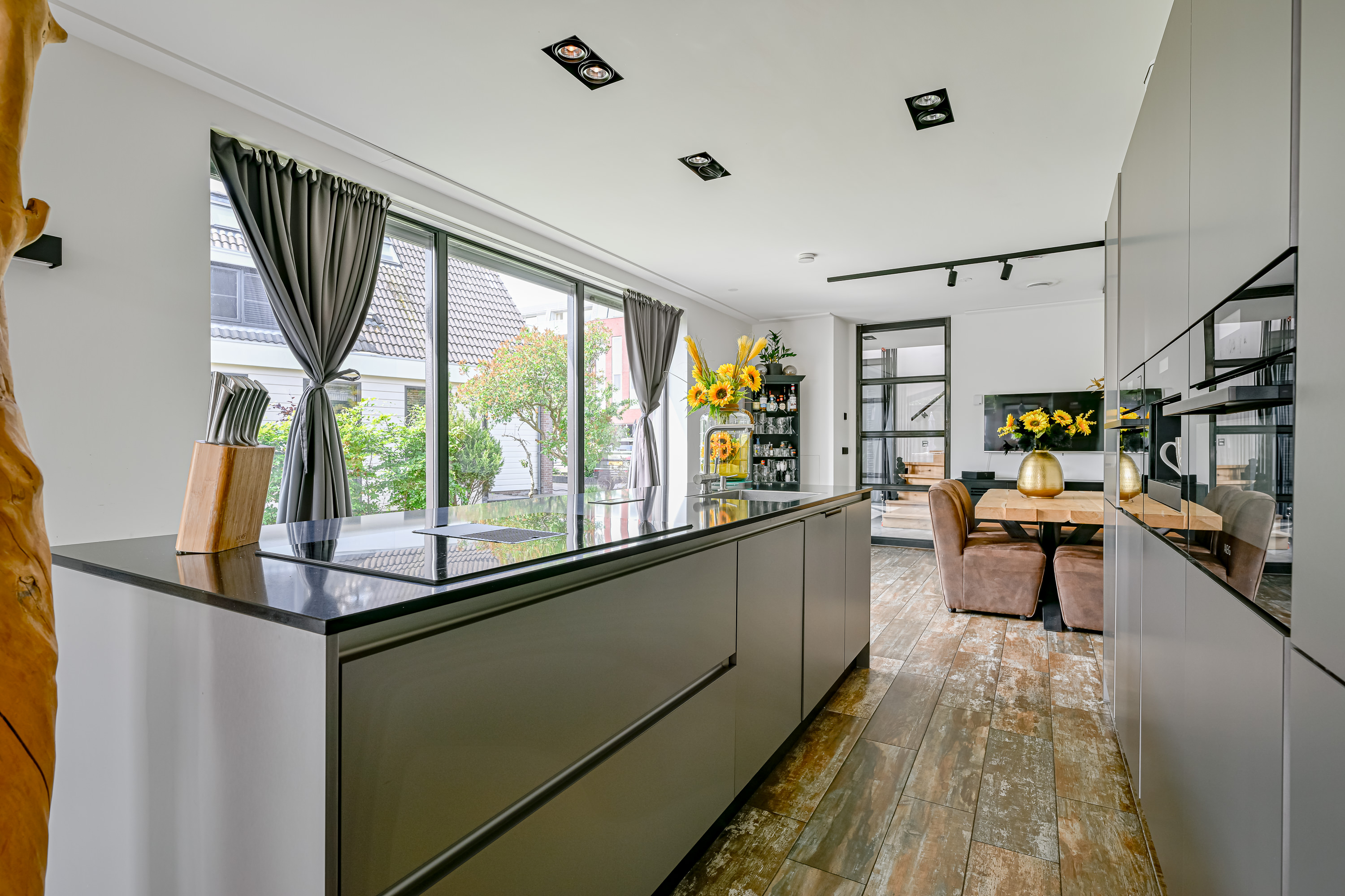 '$houseDetails->street_name'.' '.'$houseDetails->number'