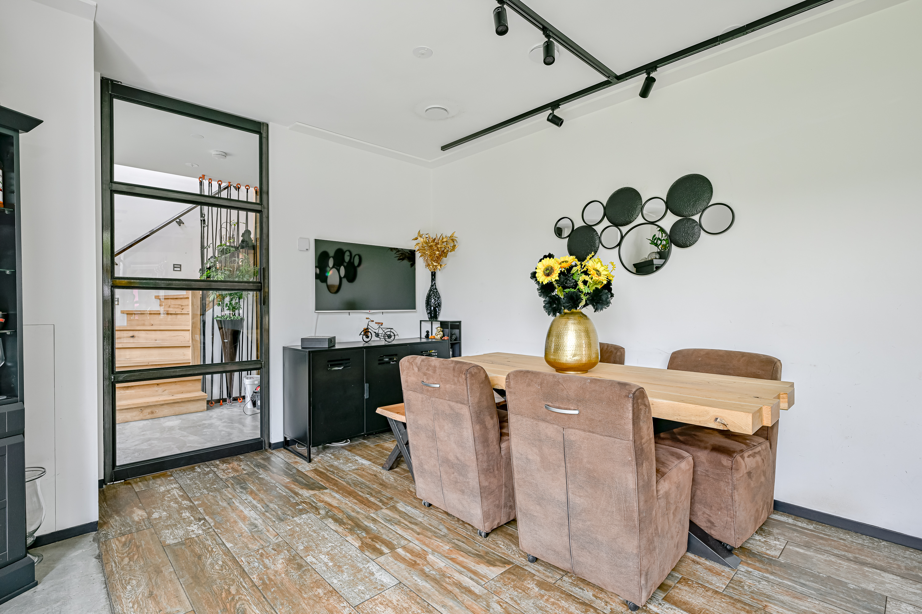 '$houseDetails->street_name'.' '.'$houseDetails->number'