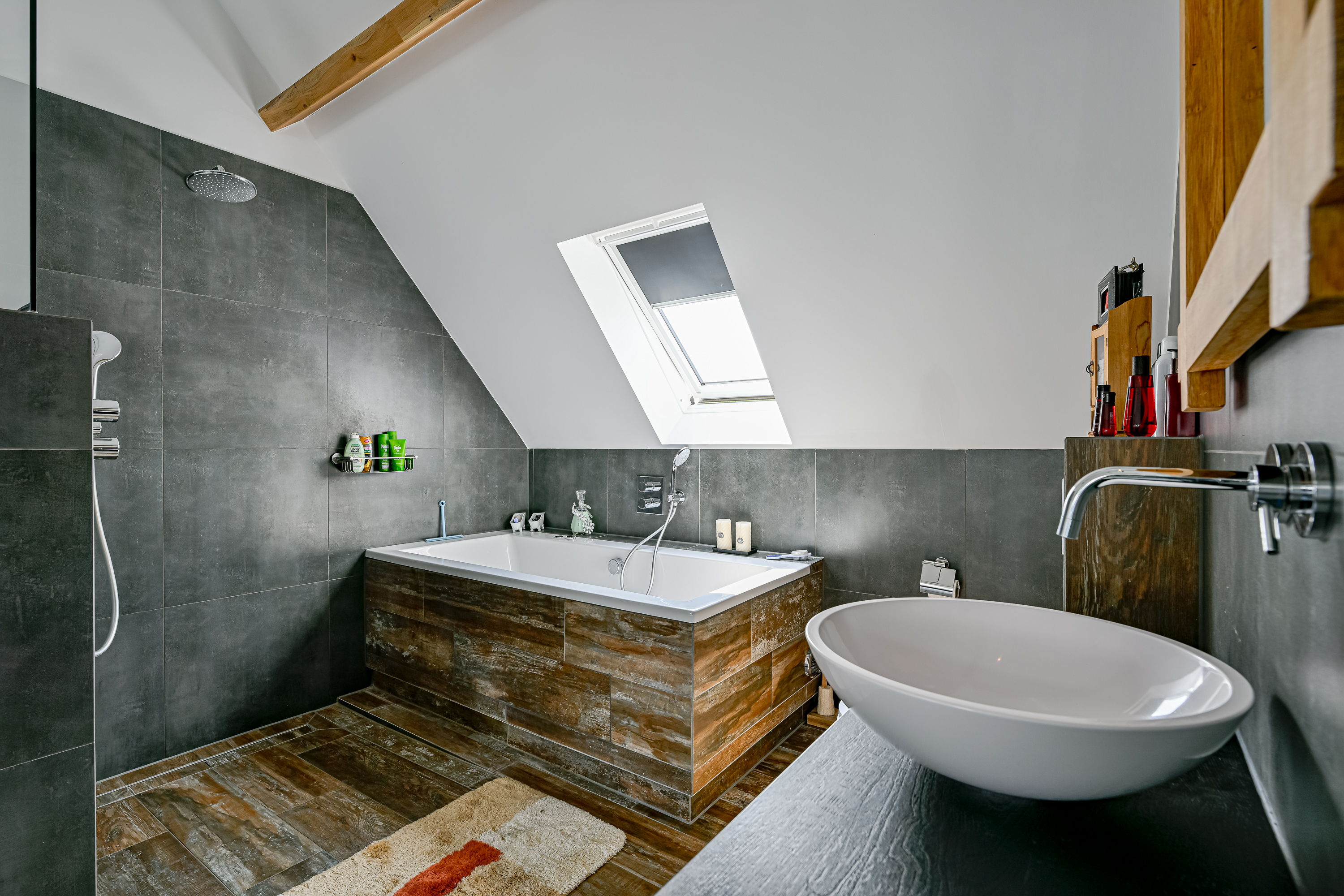 '$houseDetails->street_name'.' '.'$houseDetails->number'