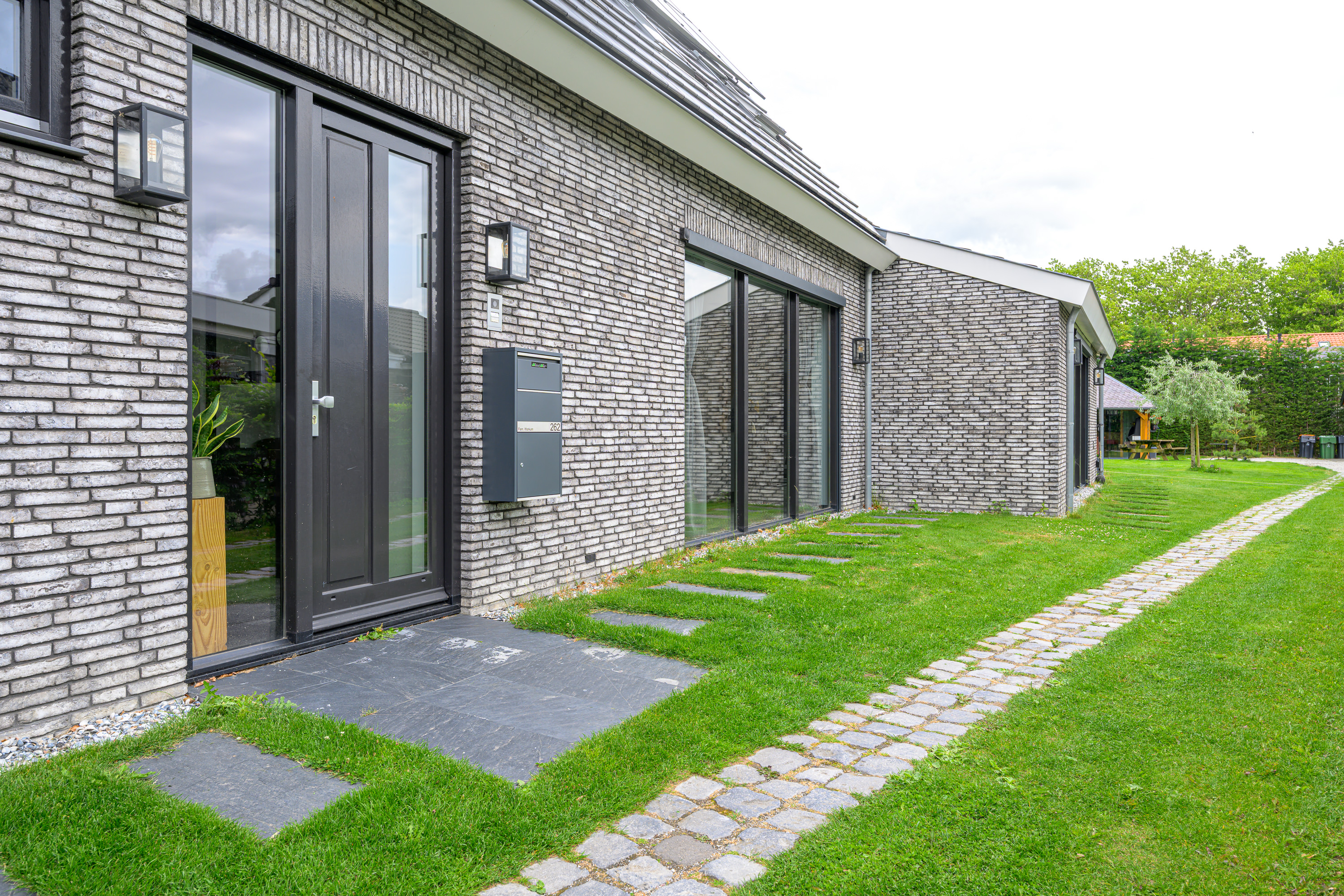 '$houseDetails->street_name'.' '.'$houseDetails->number'