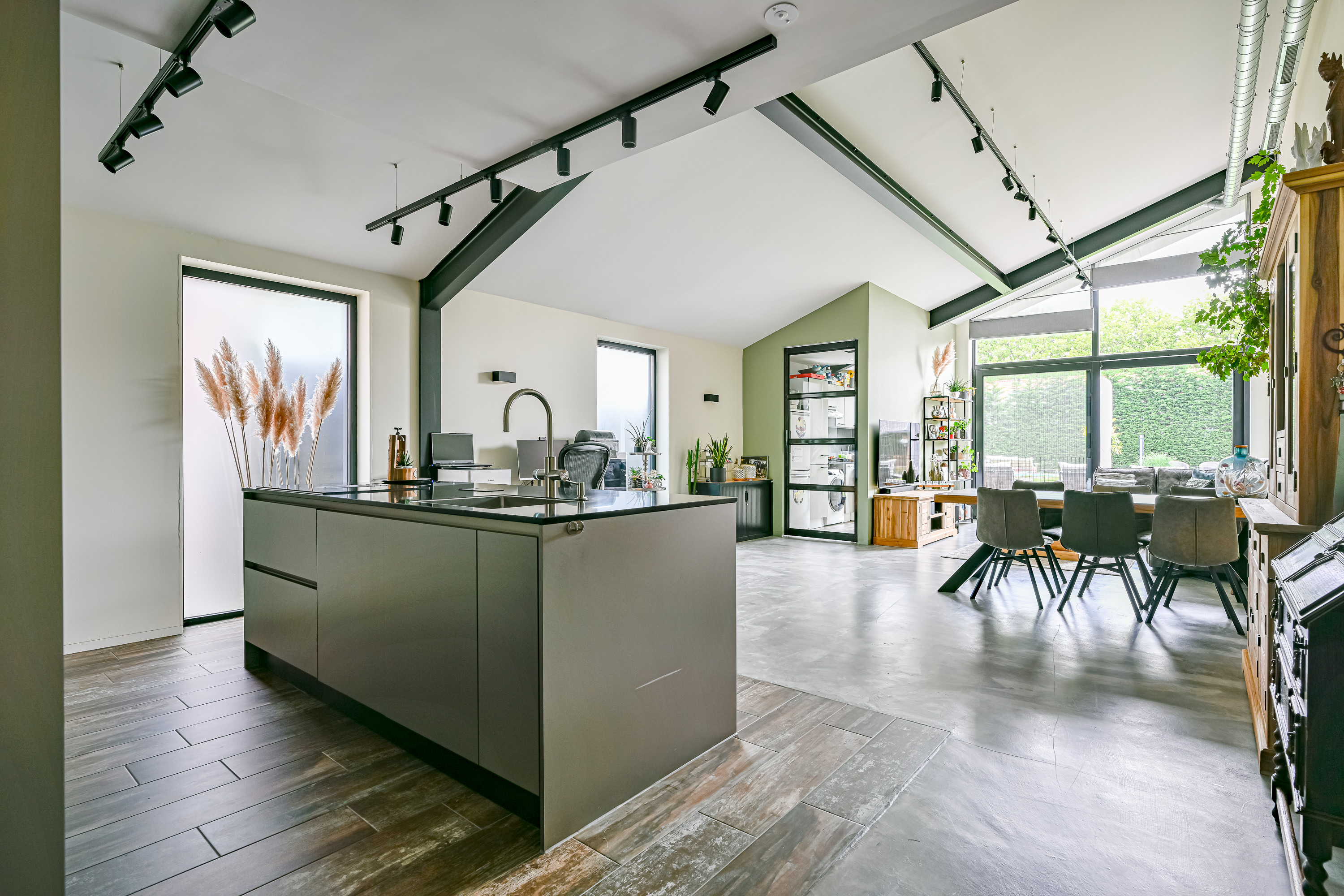 '$houseDetails->street_name'.' '.'$houseDetails->number'