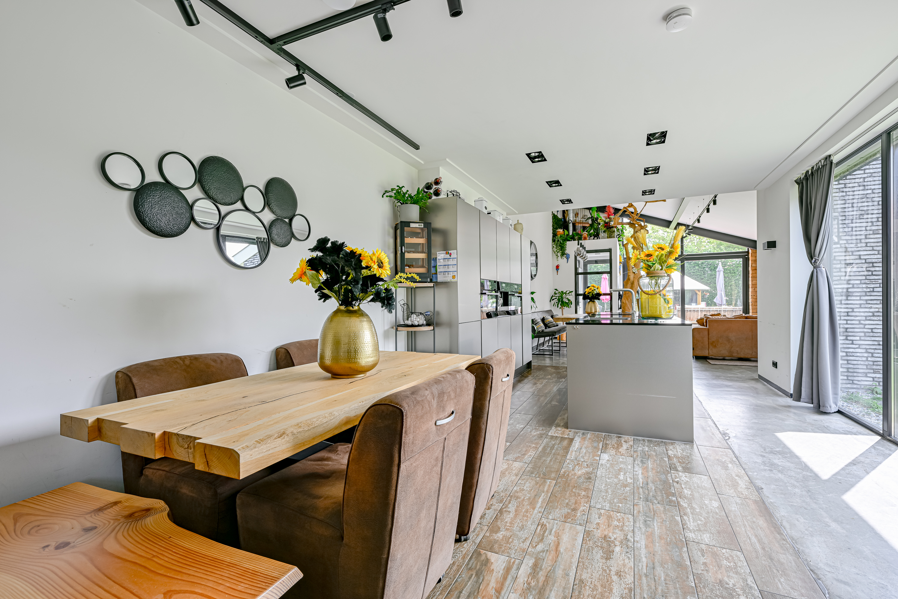 '$houseDetails->street_name'.' '.'$houseDetails->number'