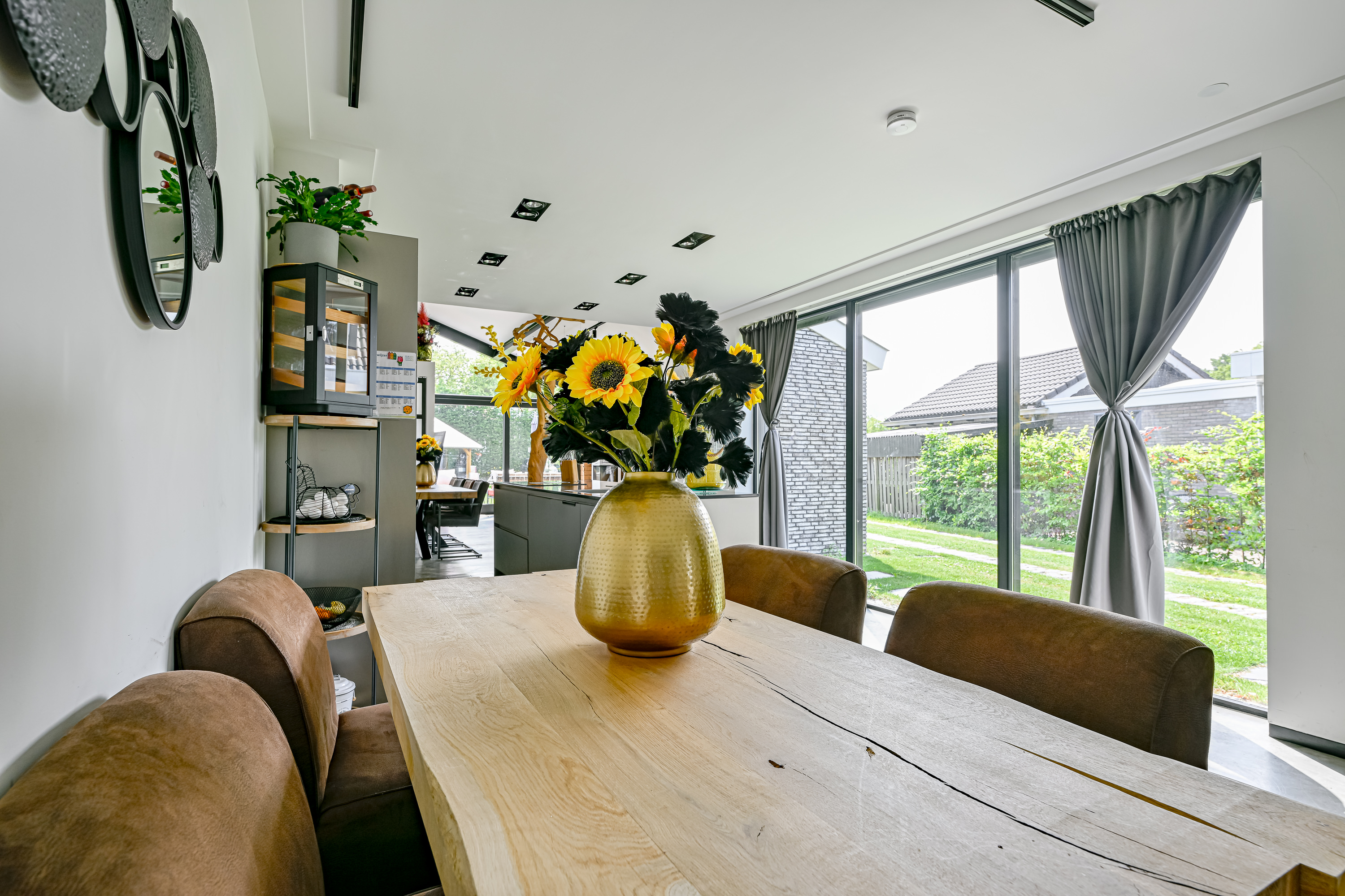 '$houseDetails->street_name'.' '.'$houseDetails->number'