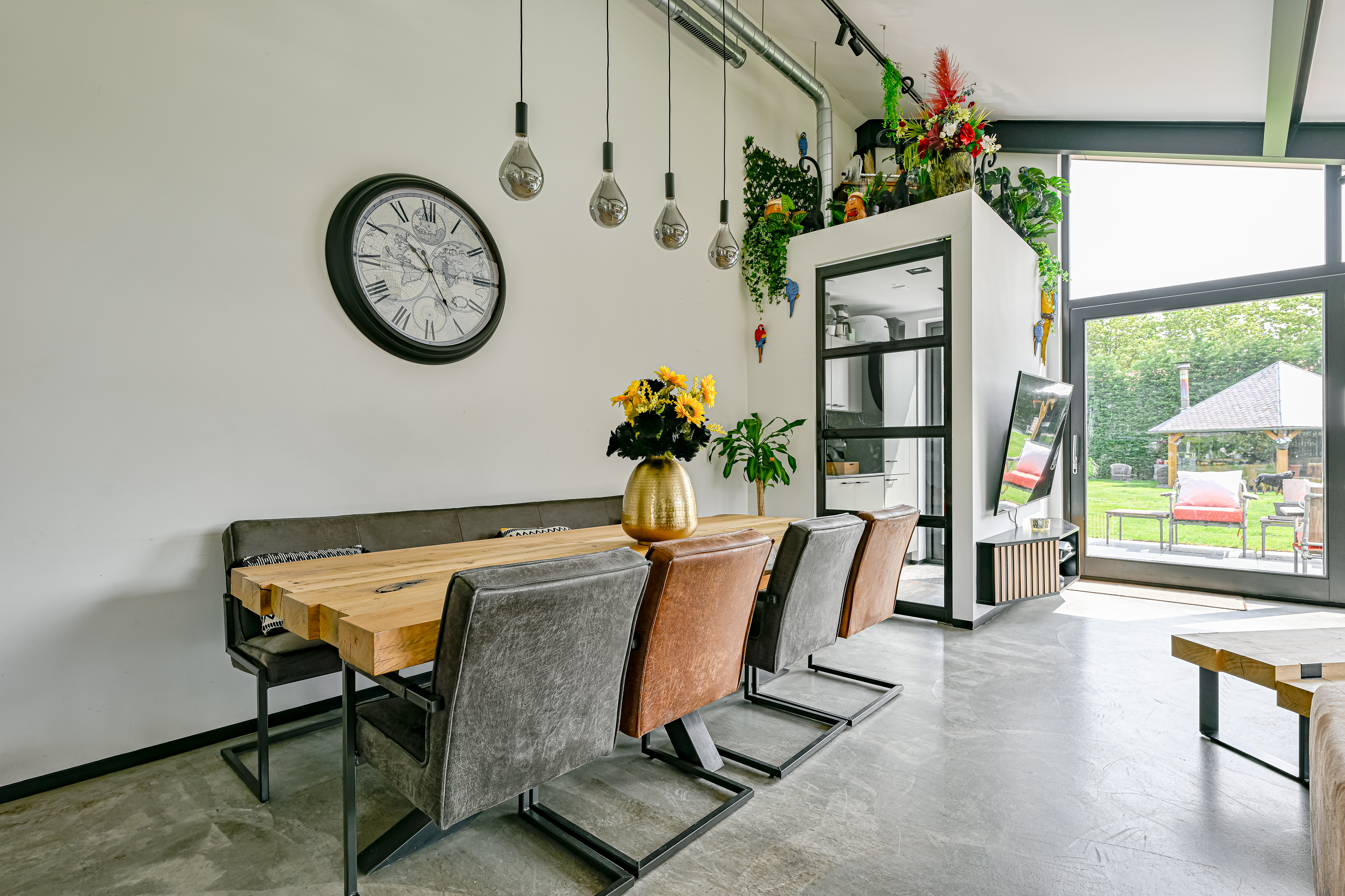 '$houseDetails->street_name'.' '.'$houseDetails->number'