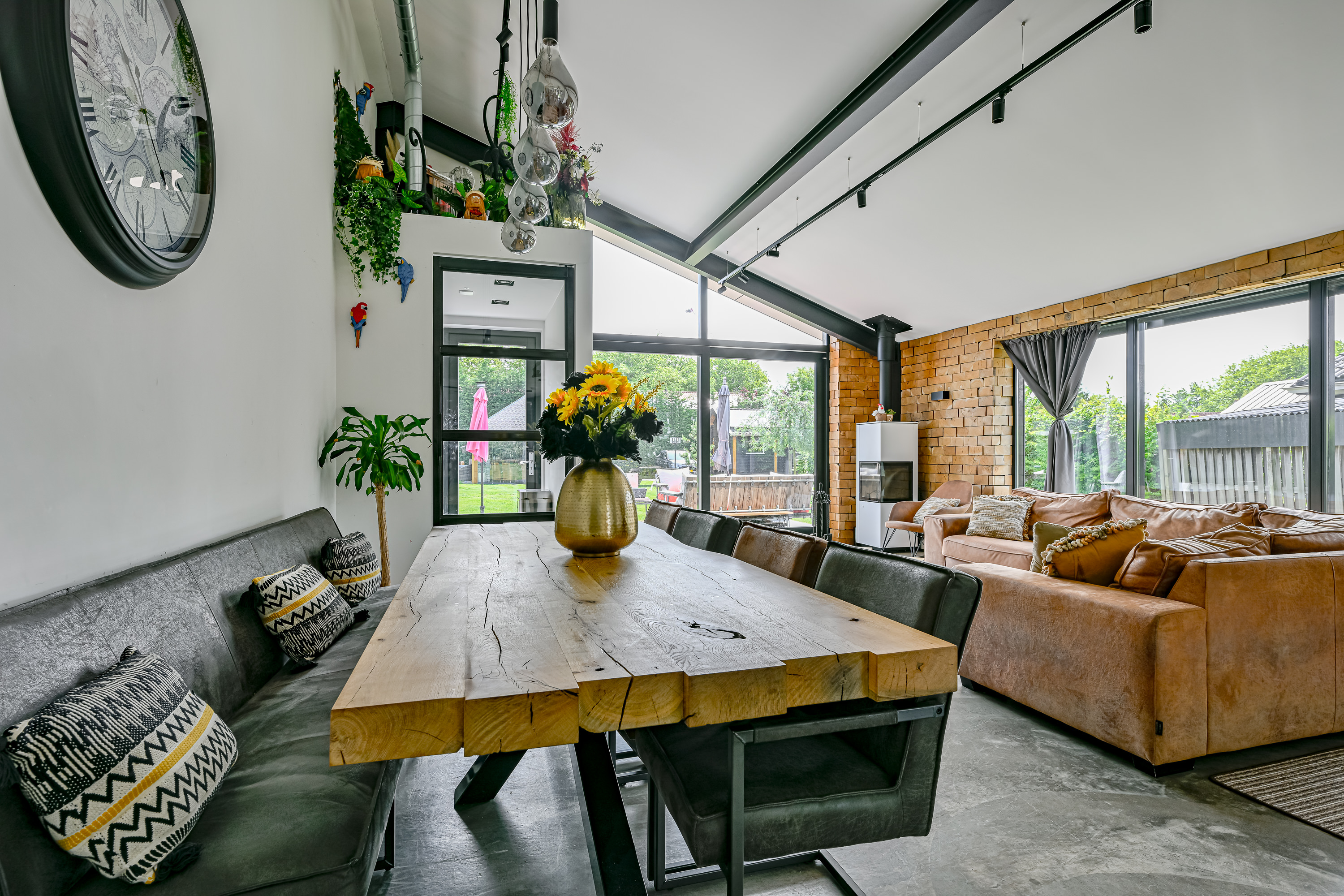 '$houseDetails->street_name'.' '.'$houseDetails->number'