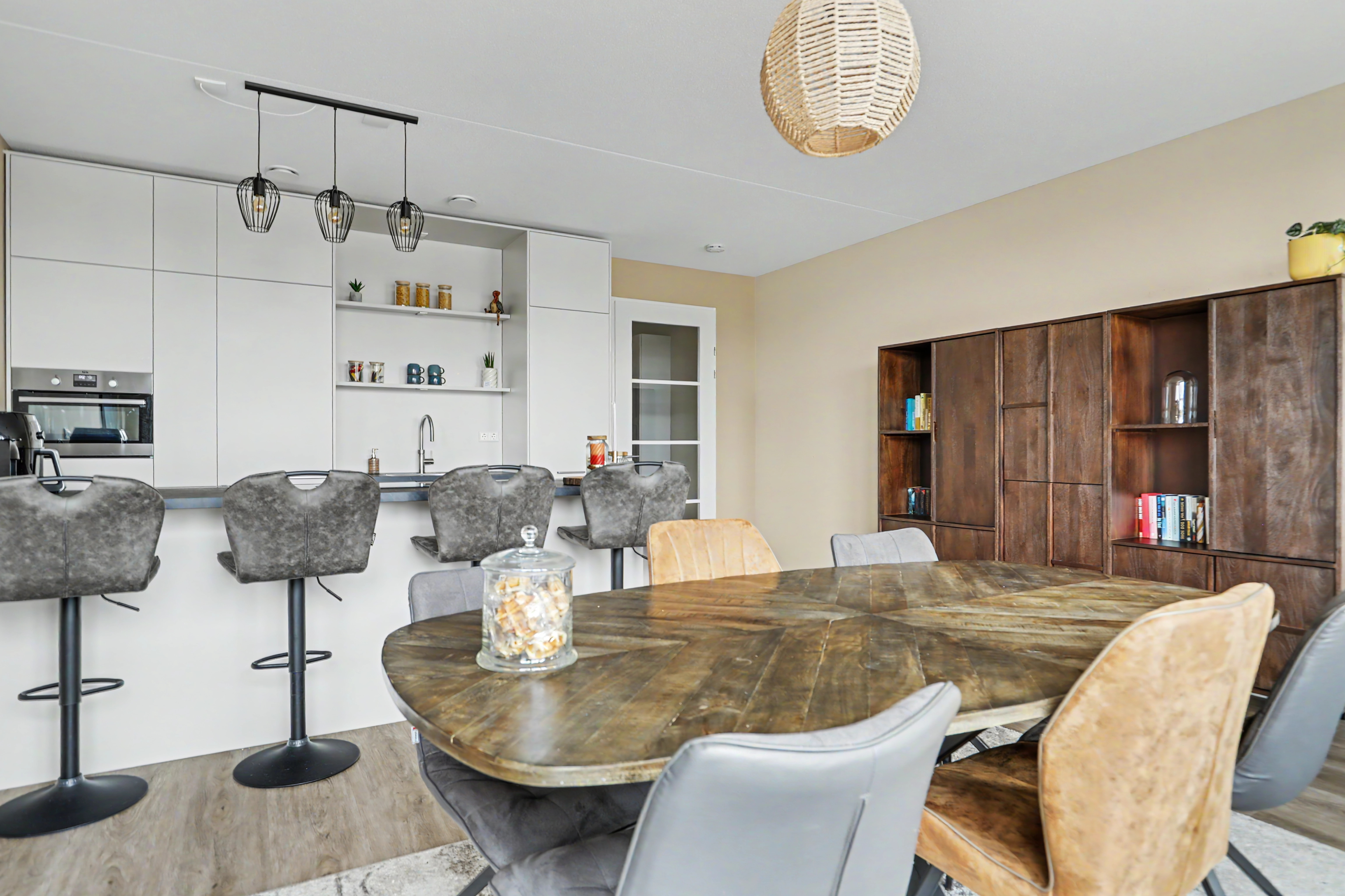 '$houseDetails->street_name'.' '.'$houseDetails->number'