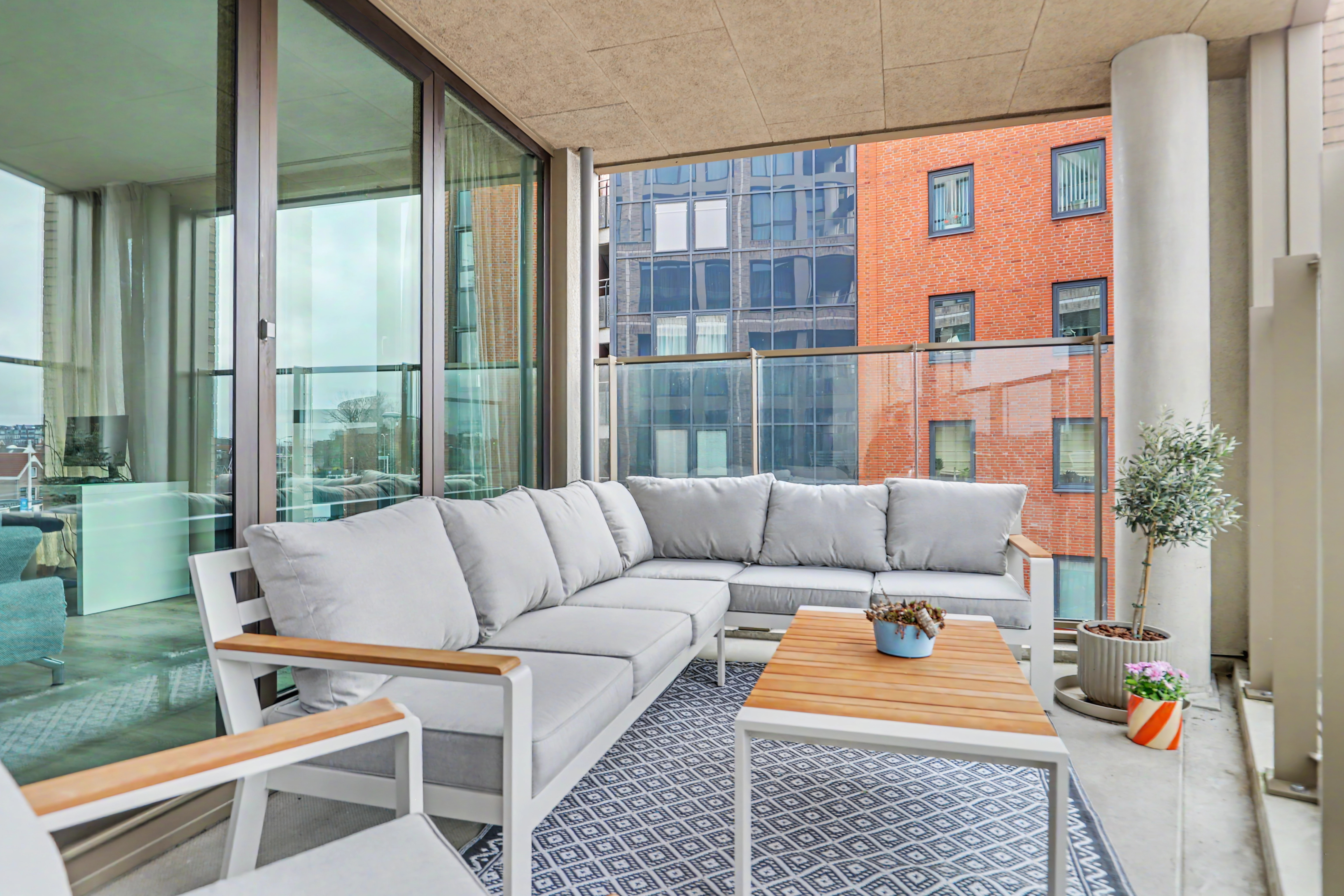 '$houseDetails->street_name'.' '.'$houseDetails->number'