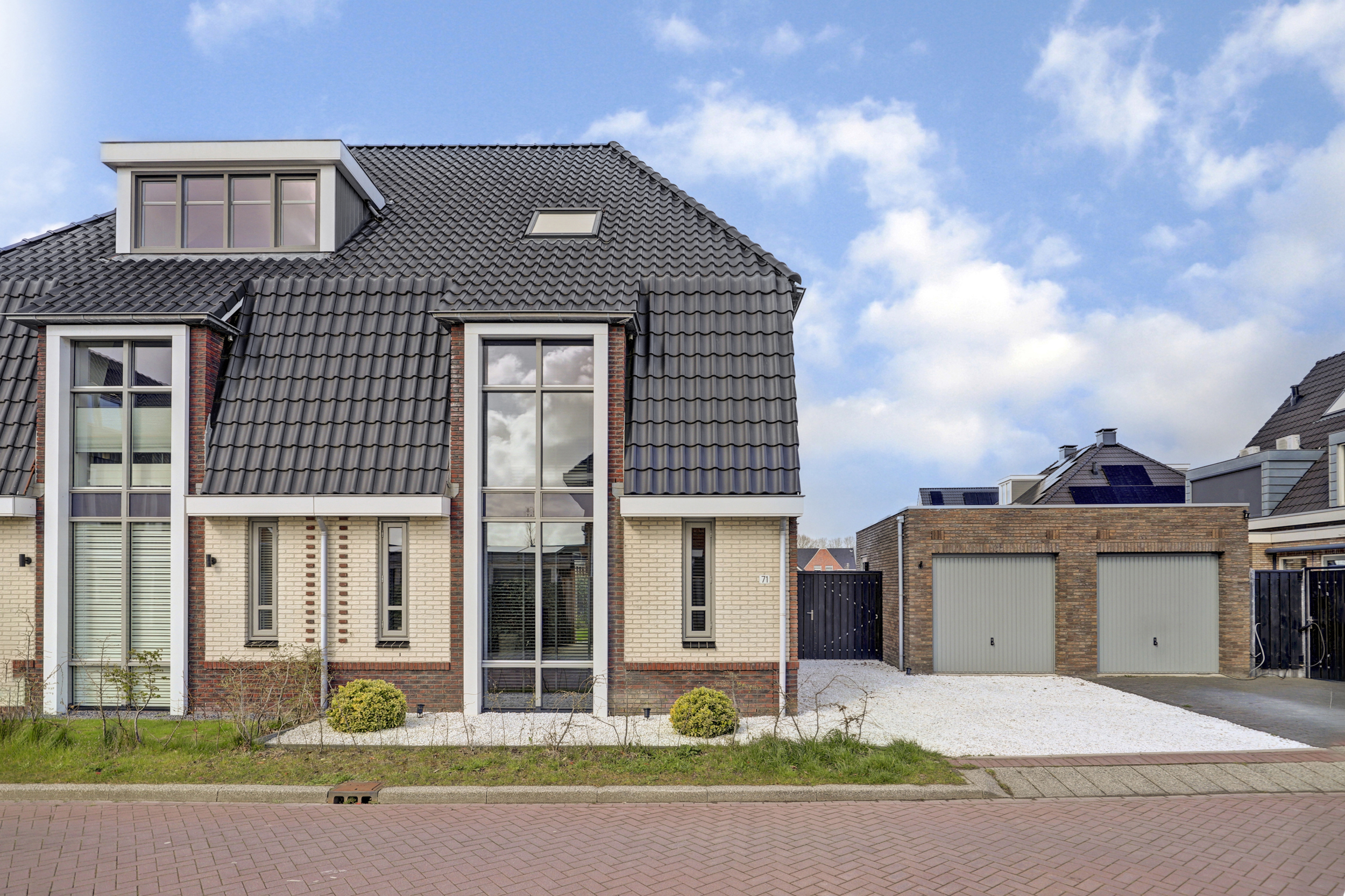 '$houseDetails->street_name'.' '.'$houseDetails->number'