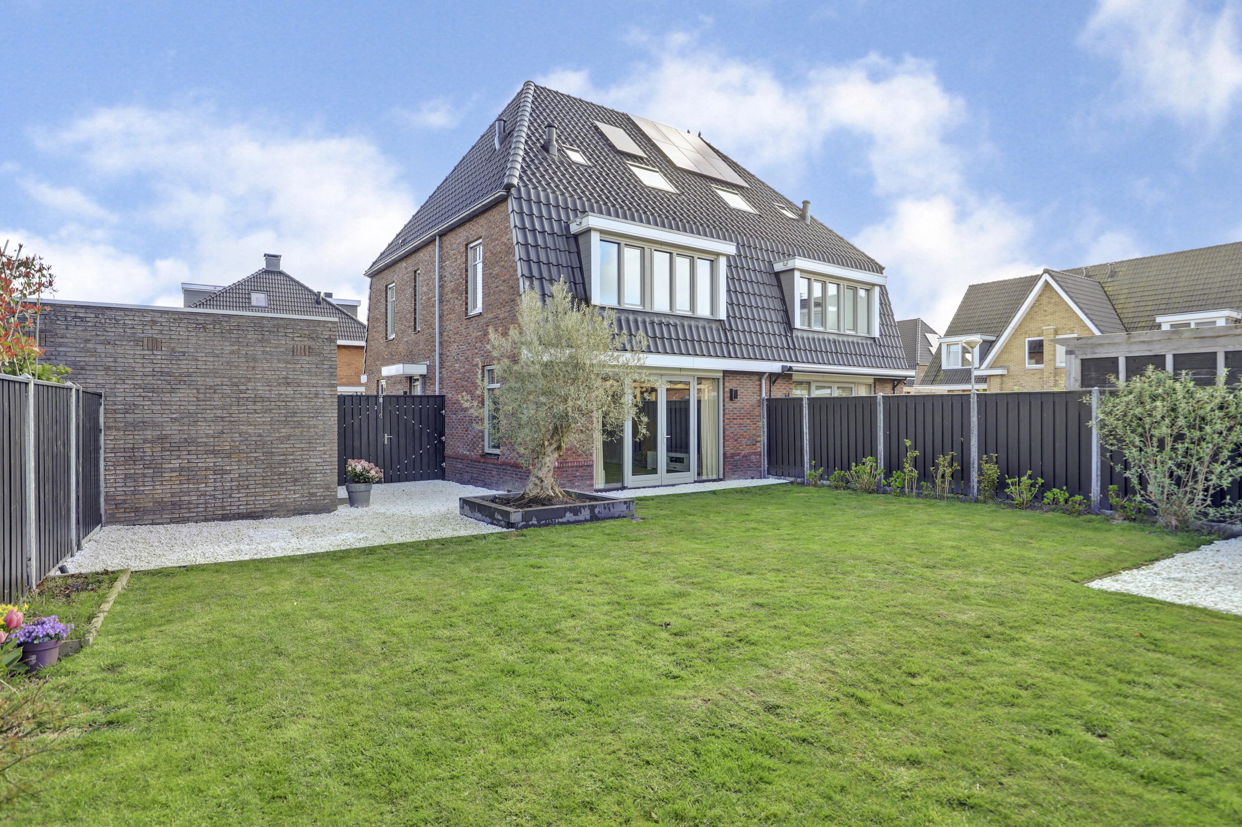 '$houseDetails->street_name'.' '.'$houseDetails->number'