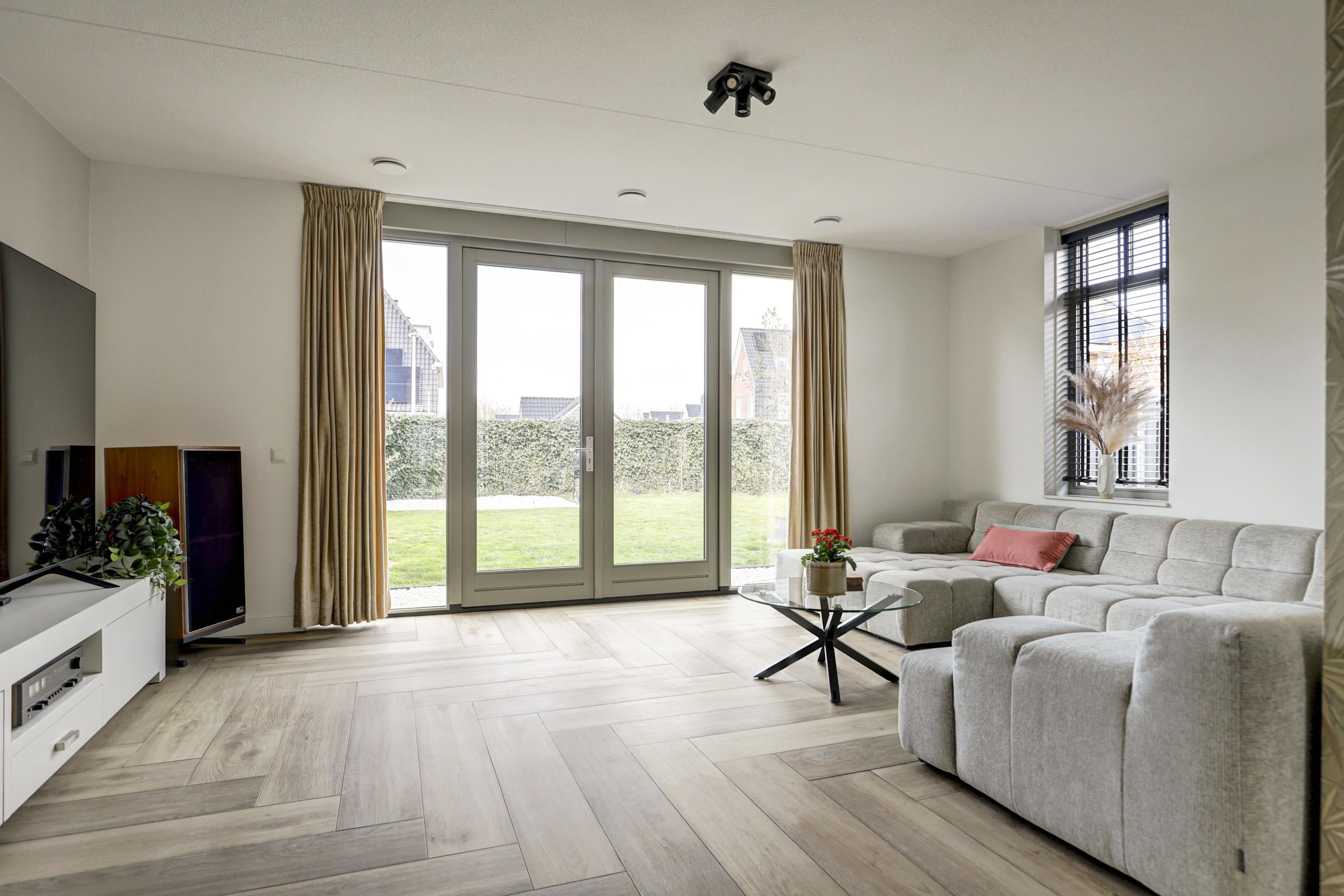 '$houseDetails->street_name'.' '.'$houseDetails->number'