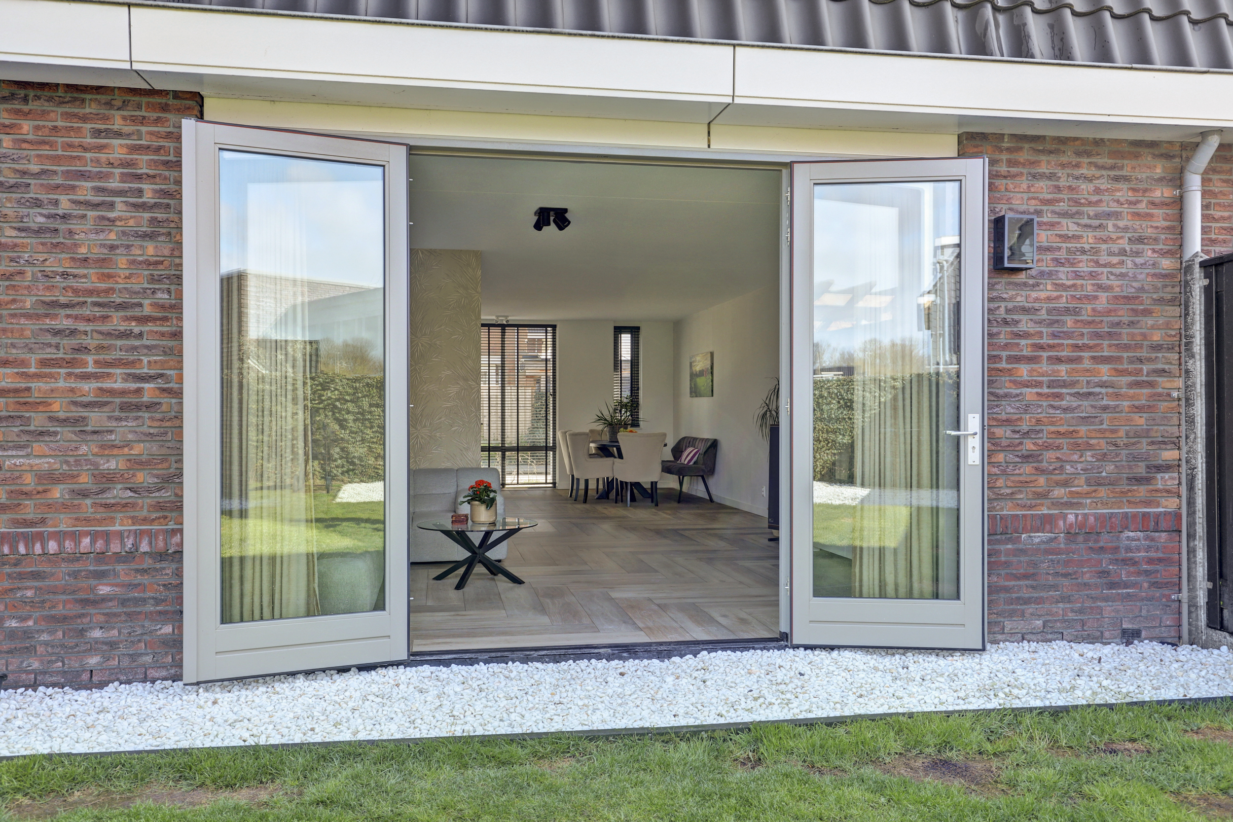 '$houseDetails->street_name'.' '.'$houseDetails->number'