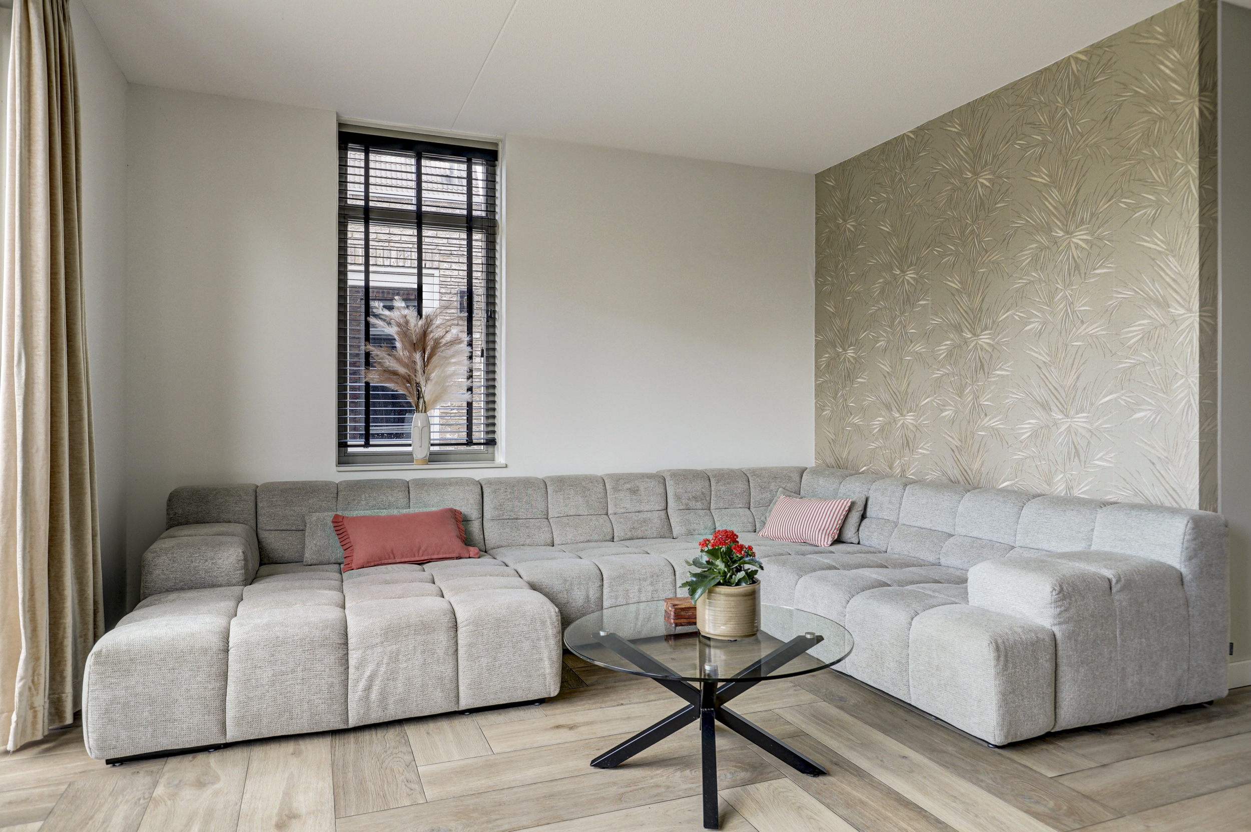 '$houseDetails->street_name'.' '.'$houseDetails->number'