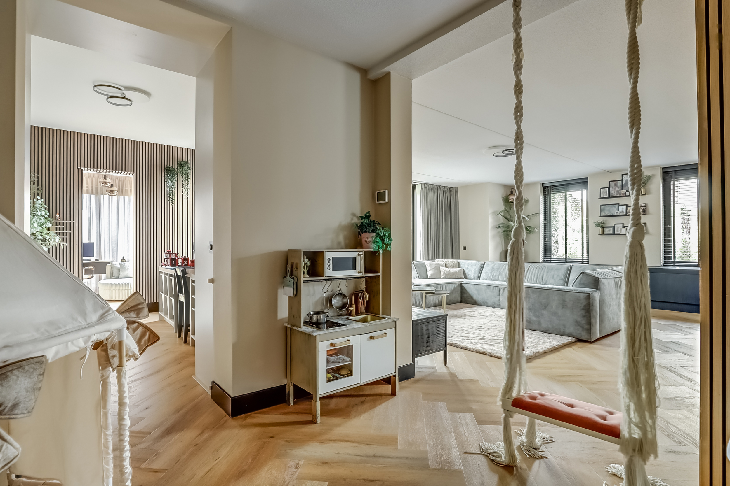 '$houseDetails->street_name'.' '.'$houseDetails->number'