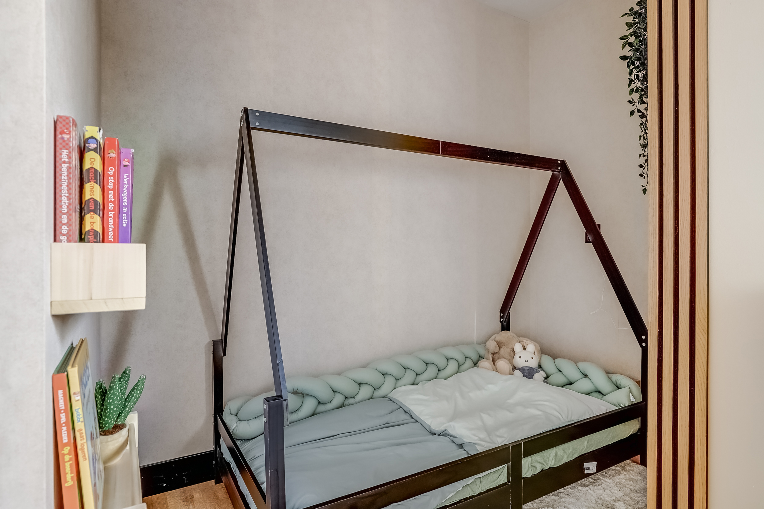 '$houseDetails->street_name'.' '.'$houseDetails->number'