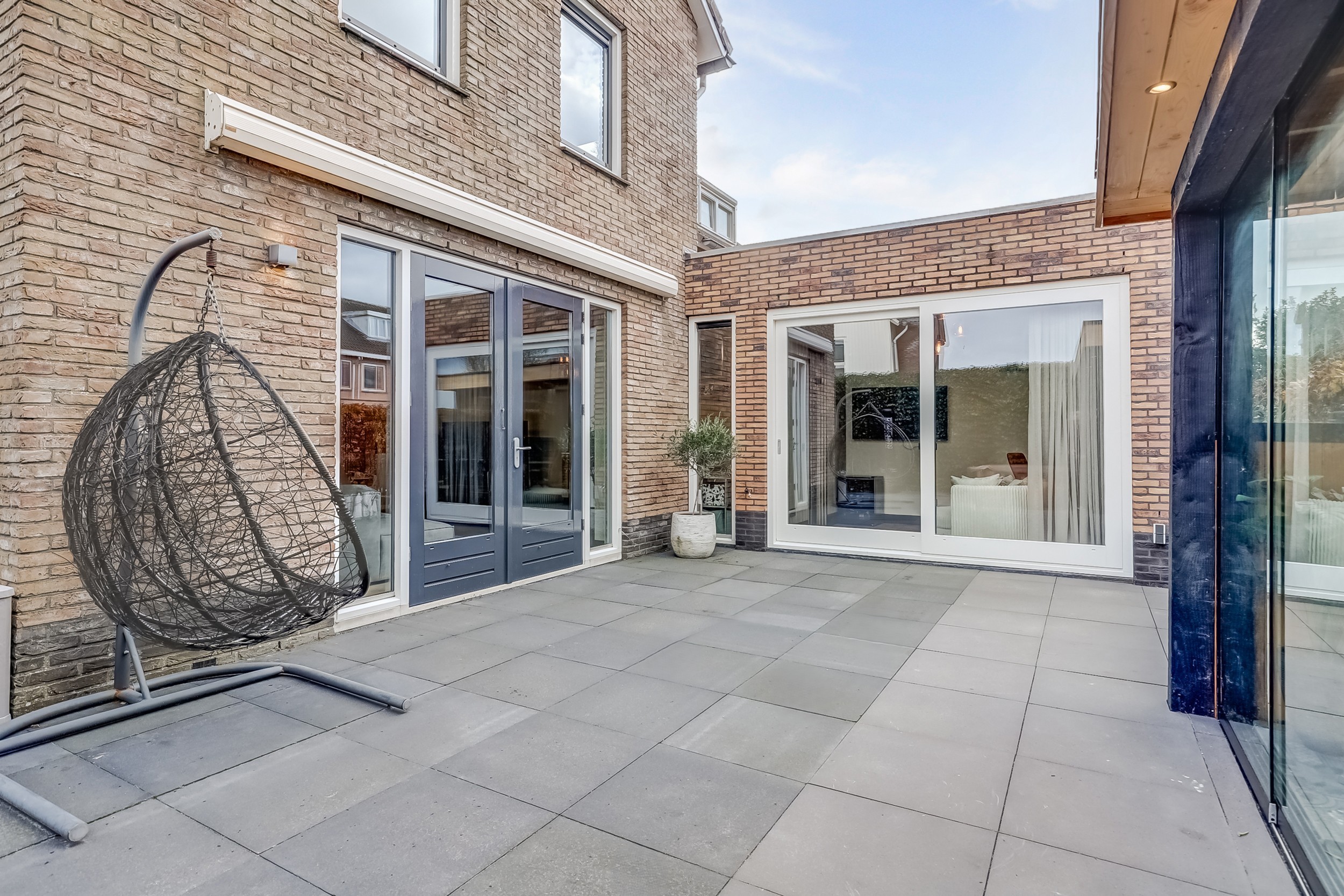 '$houseDetails->street_name'.' '.'$houseDetails->number'