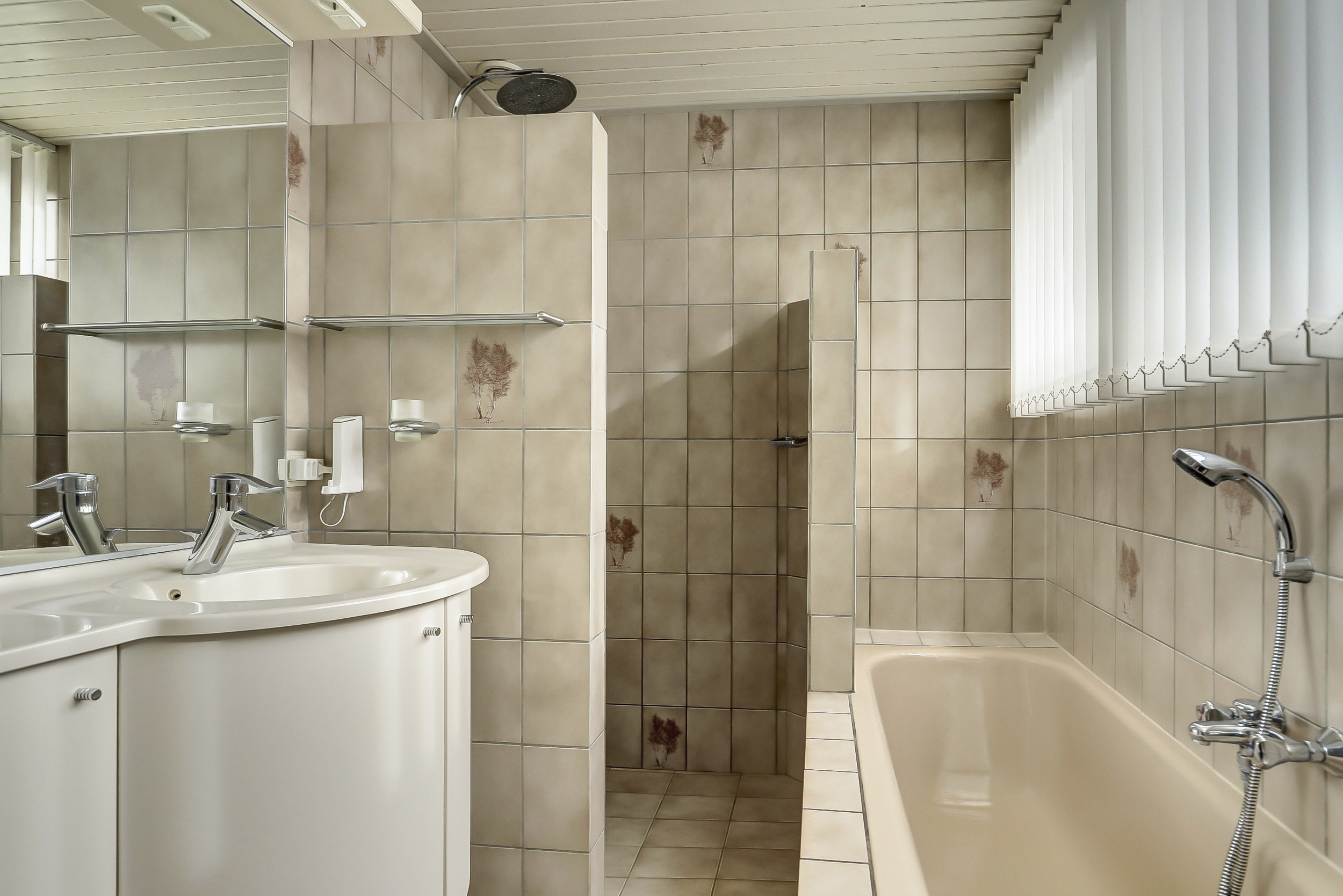 '$houseDetails->street_name'.' '.'$houseDetails->number'